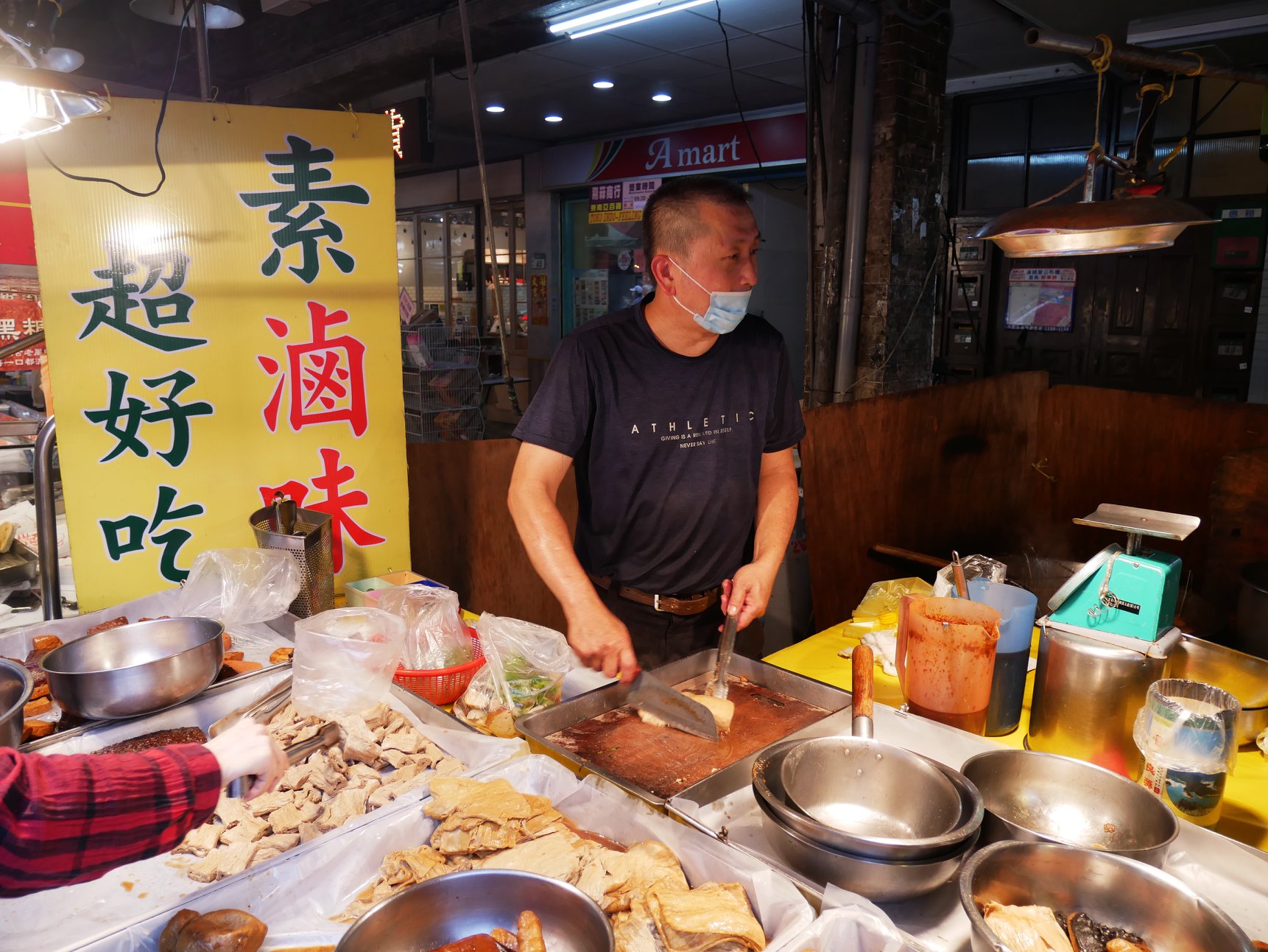 啊 素食 蠻喜歡這家的滷味 現在搬到江子翠站附近了 只有週一跟週五營業 蘿蔔糕跟芋桂巧是今天旁邊的攤位 也是素食的 فيسبوك