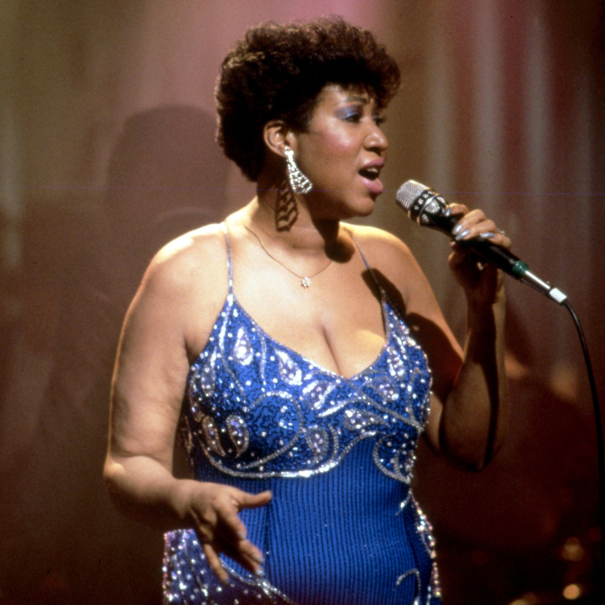 aretha franklin blue dress Remembering Franklin, who passed away on this date back in 2018. She was known as the “Queen of Soul”, and was often recognized as the greatest singer of all time. Aretha viewing aretha franklin casket