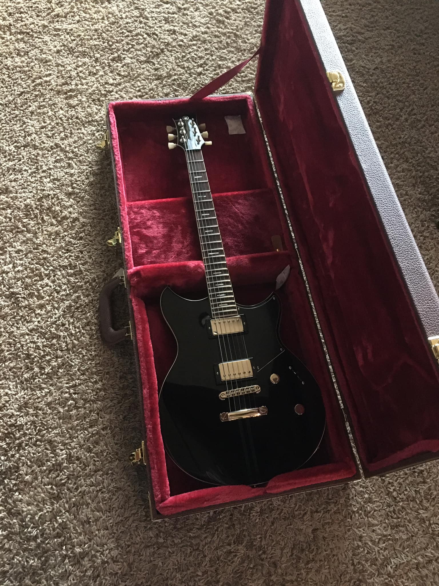 Review of hard shell case for Yamaha Revstar II guitar