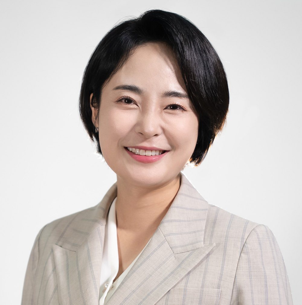 손수조 - 김해 참정권 수호 집회 현장입니다. 무려 35℃를 넘나드는 뜨거운 날씨에 약 3천명... | Facebook