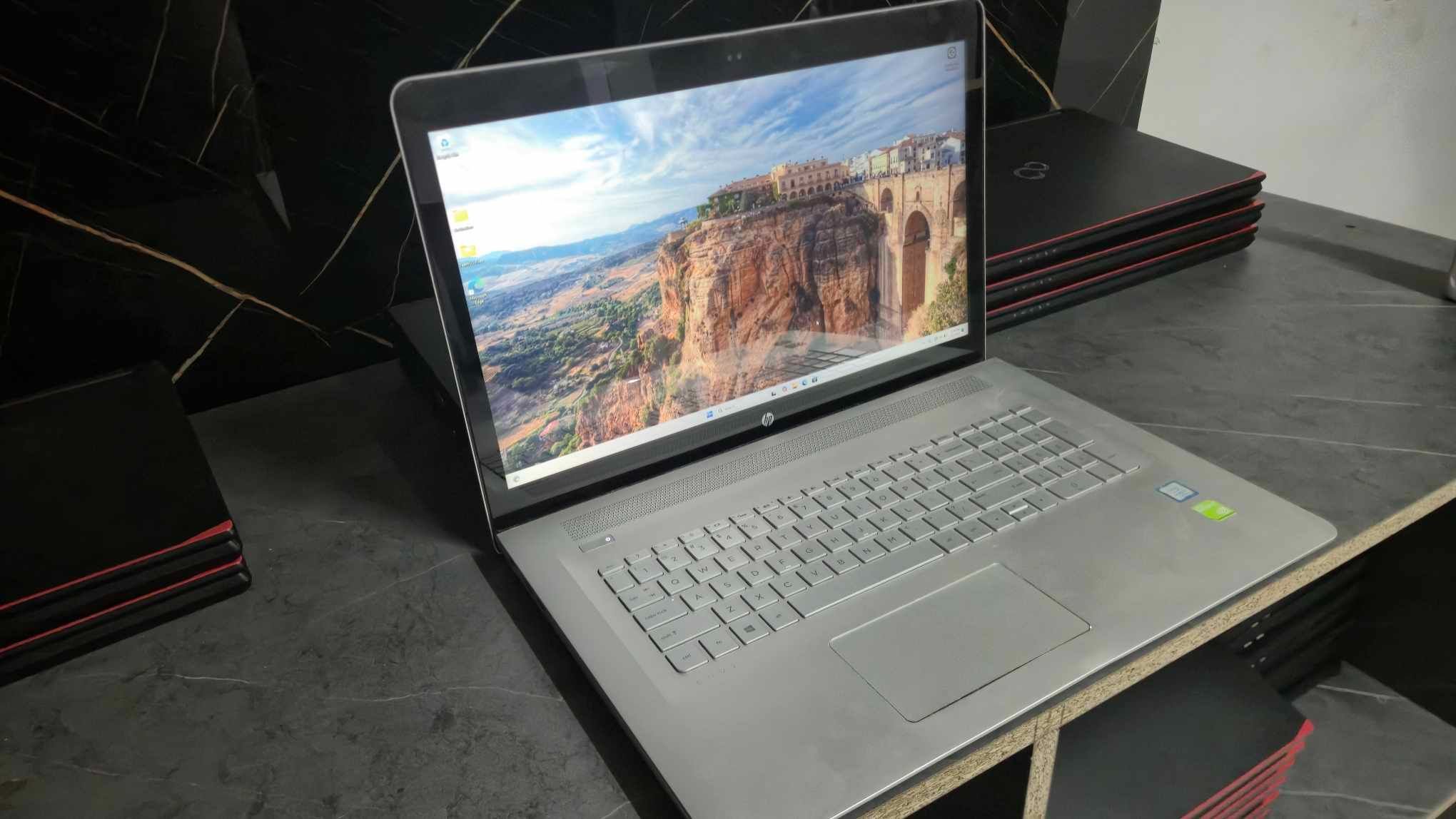 SPECS : CPU : i7 7500U RAM : 16GB RAM DDR4 STORAGE : 500 GB SSD 