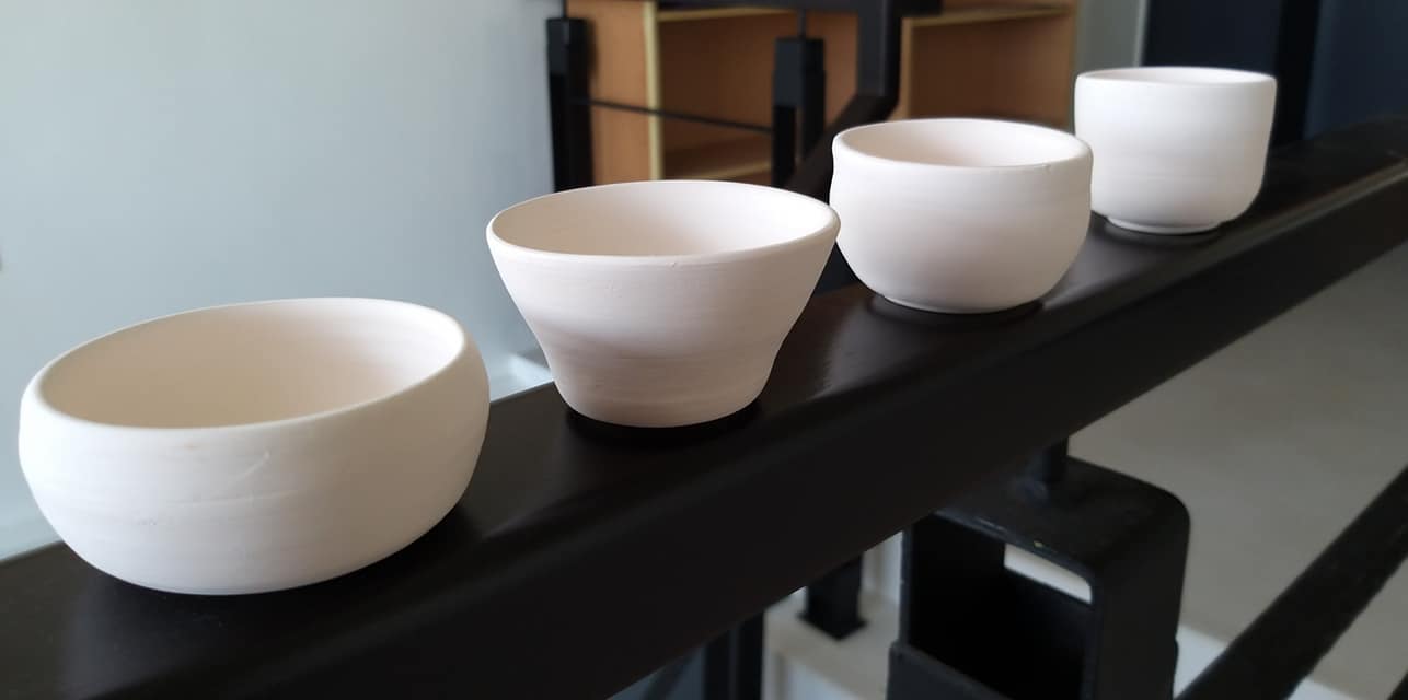 小葉手作陶坊 - 上釉前（第一張）vs上釉後（第二張） 由左開始，分別為： 素燒、透明釉、自調白釉、公司的白釉。...