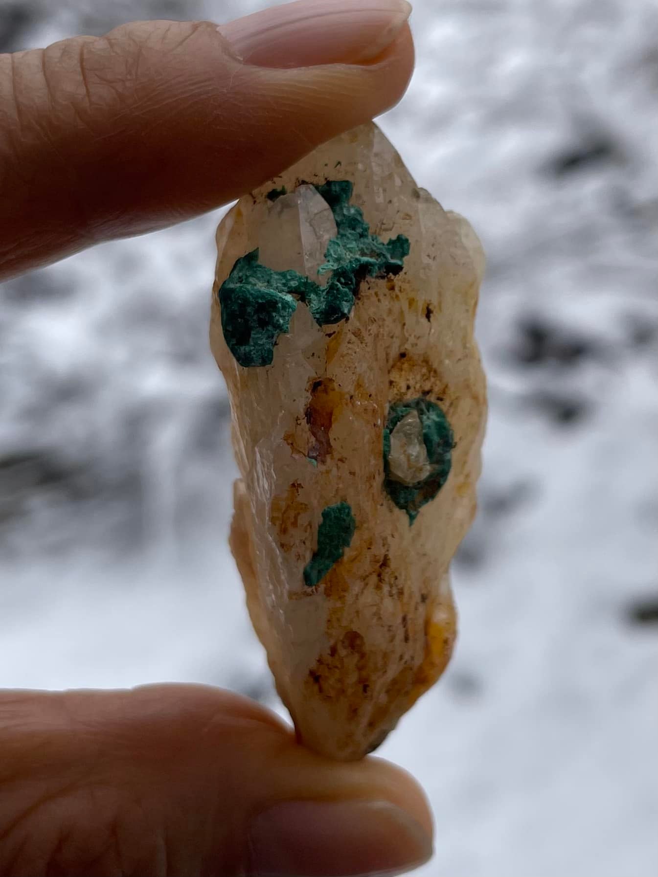 秋田荒川鉱山の水晶 緑青を吹いた物が付いているのですが、 これは