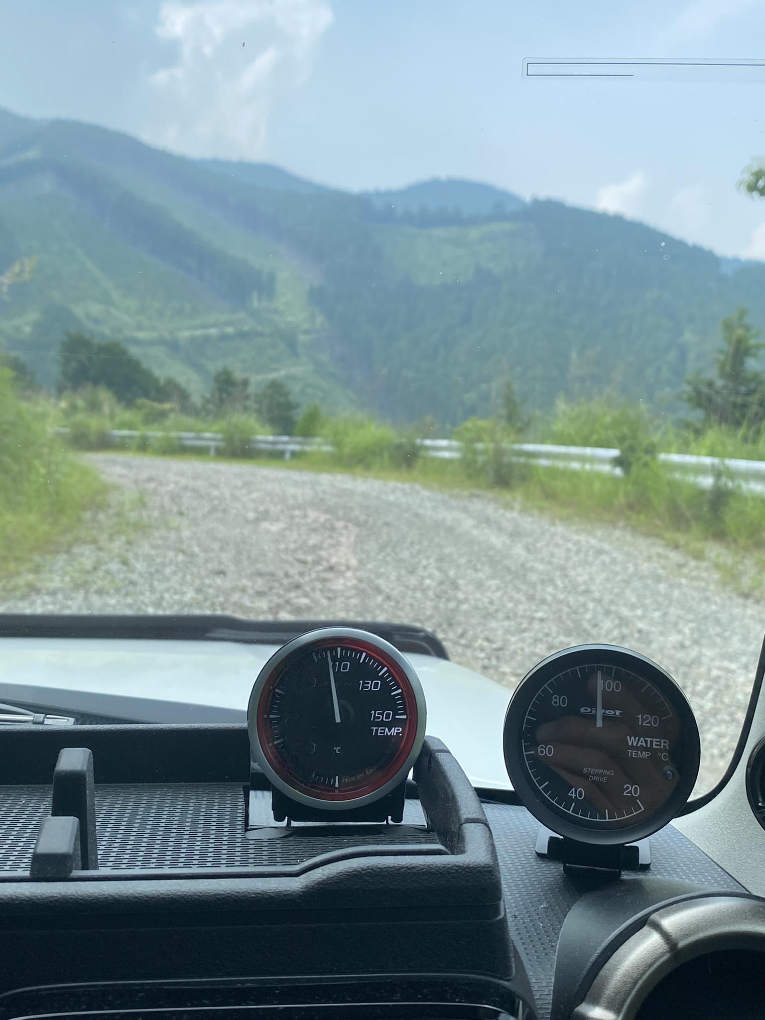 JB74にATF温度計を装着しました。 林道の急坂では油温がすぐに110℃に 