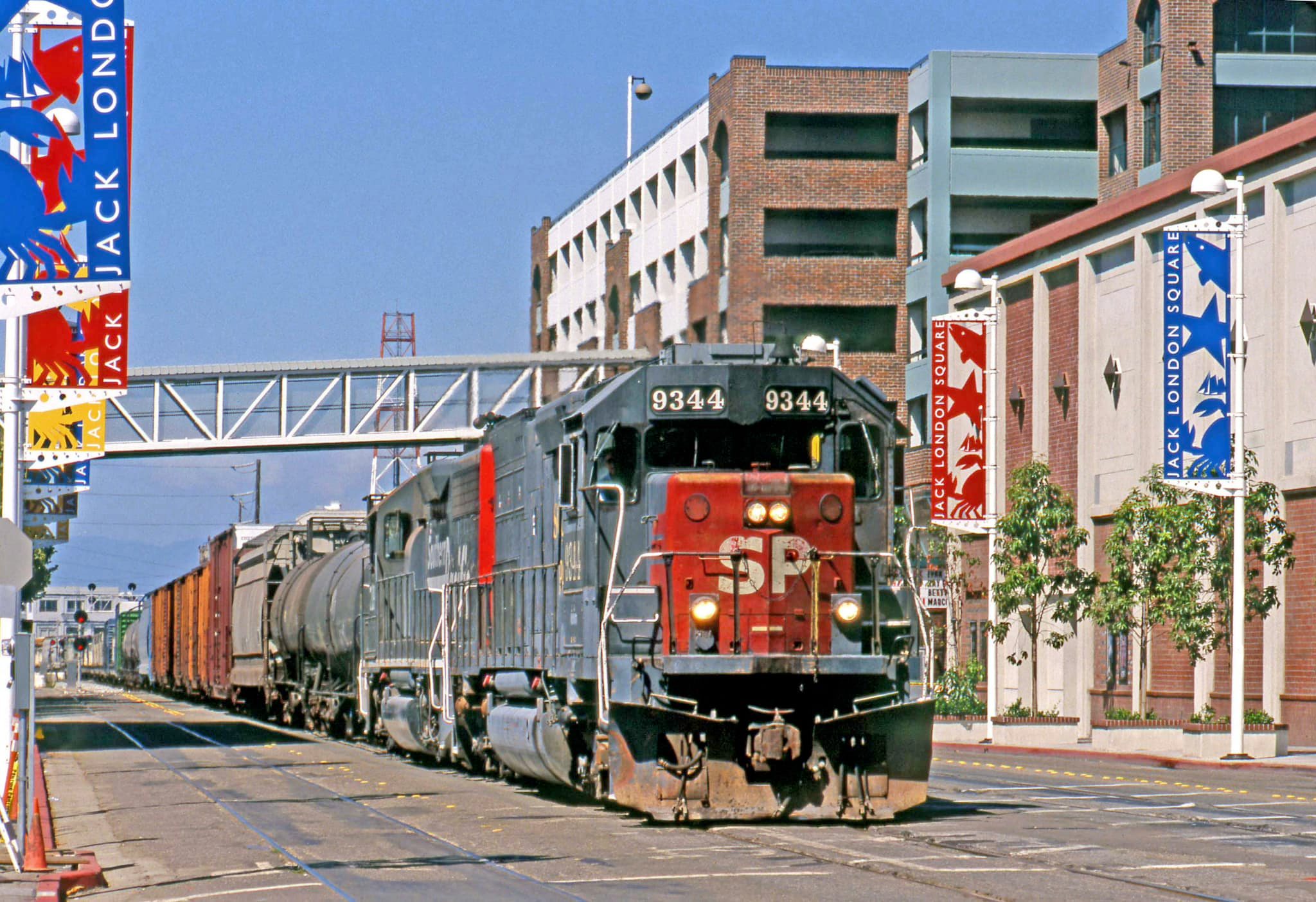FALLEN FLAG RAILROADS | SP Westbound Intermodal with engines SP SD45T-2 ...
