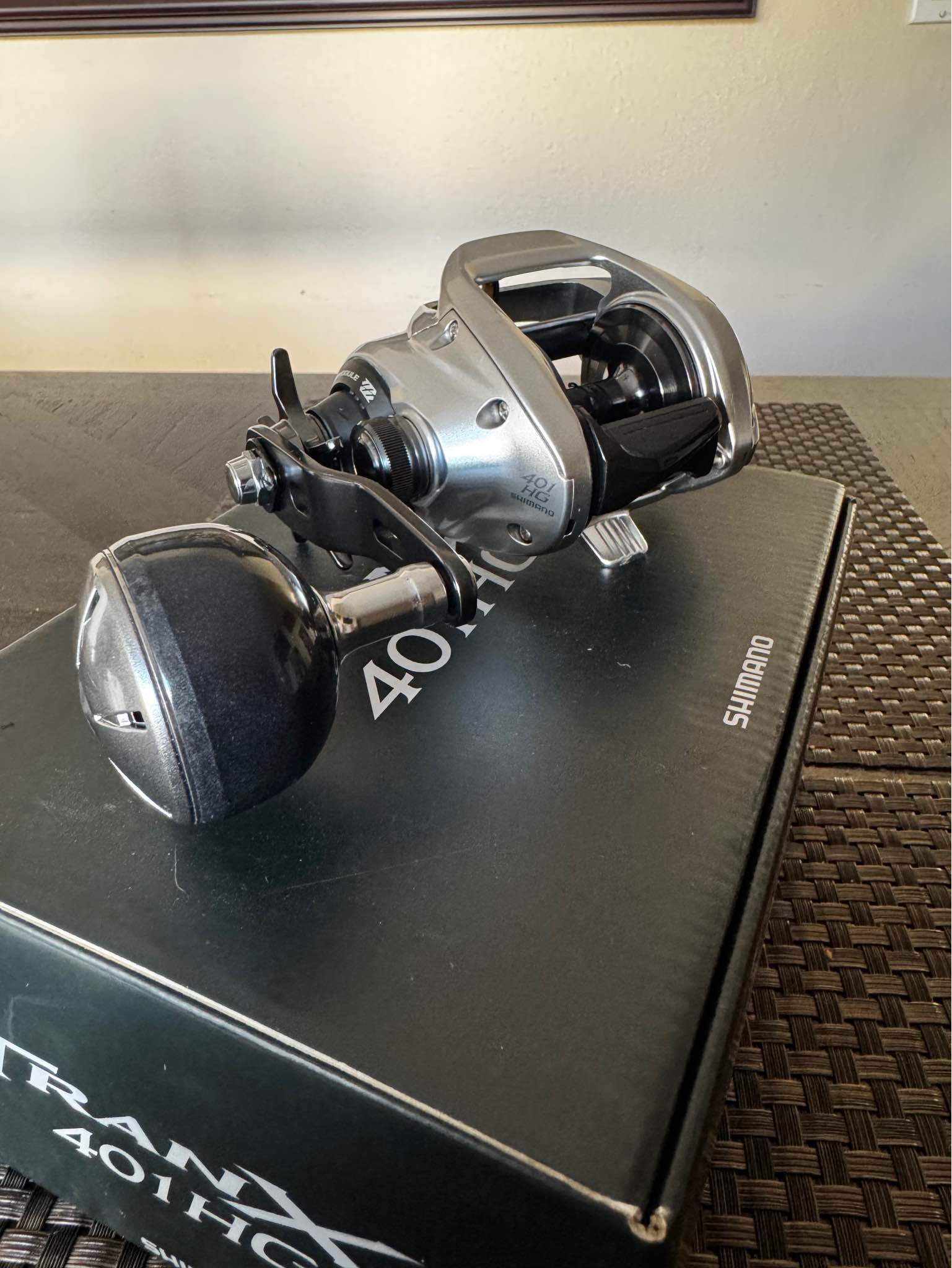 Shimano TranX 401 HG (Left Hand Retrieve), factory power handle