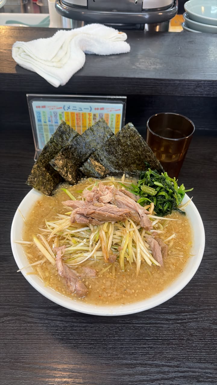 らーめん南の。 背脂ラーメン900円 大盛り150円 麺は太麺だけど燕の背