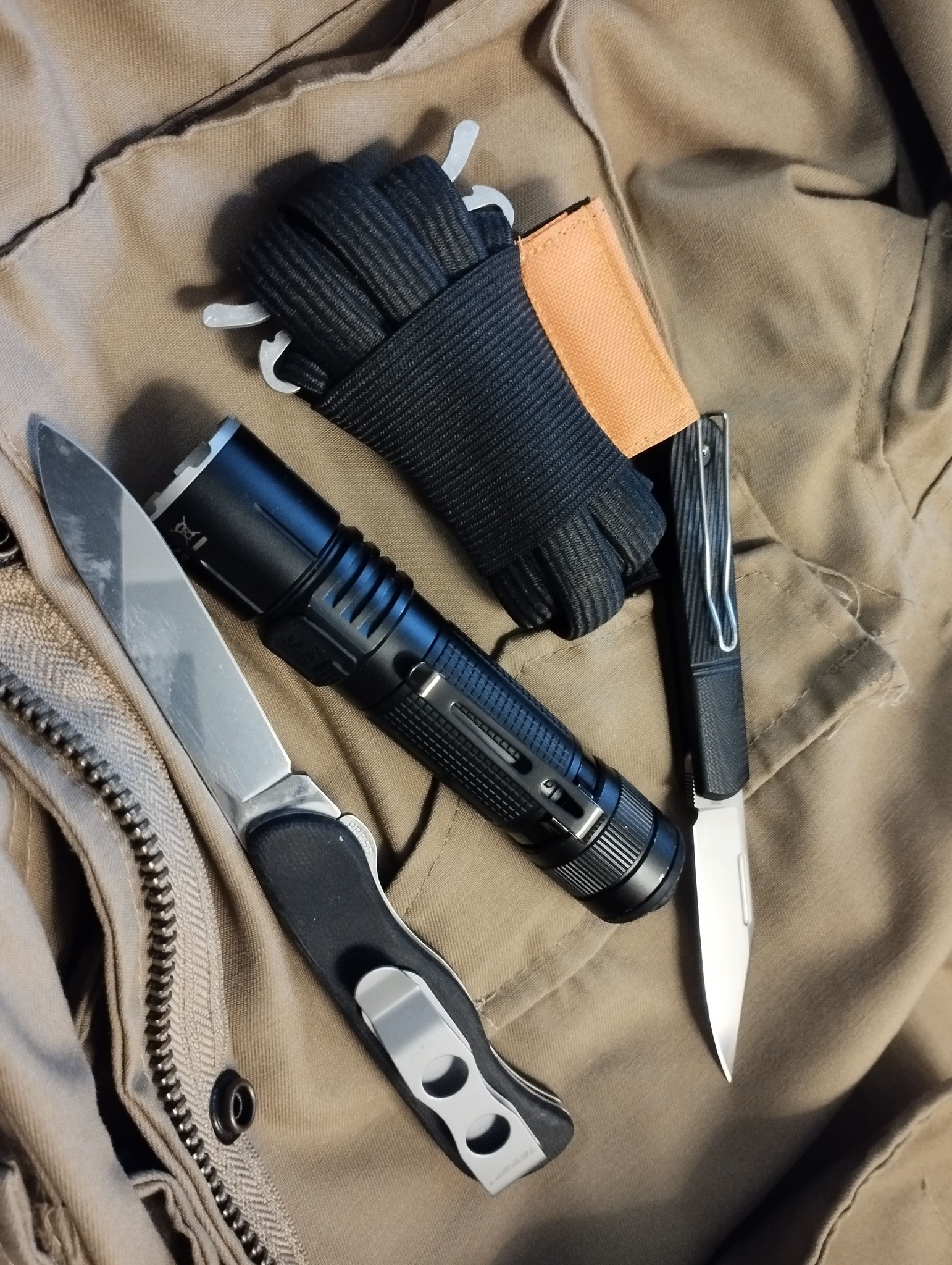 Hello, here is my Edc of the Moment ?. - Rovyvon E1 flashlight 