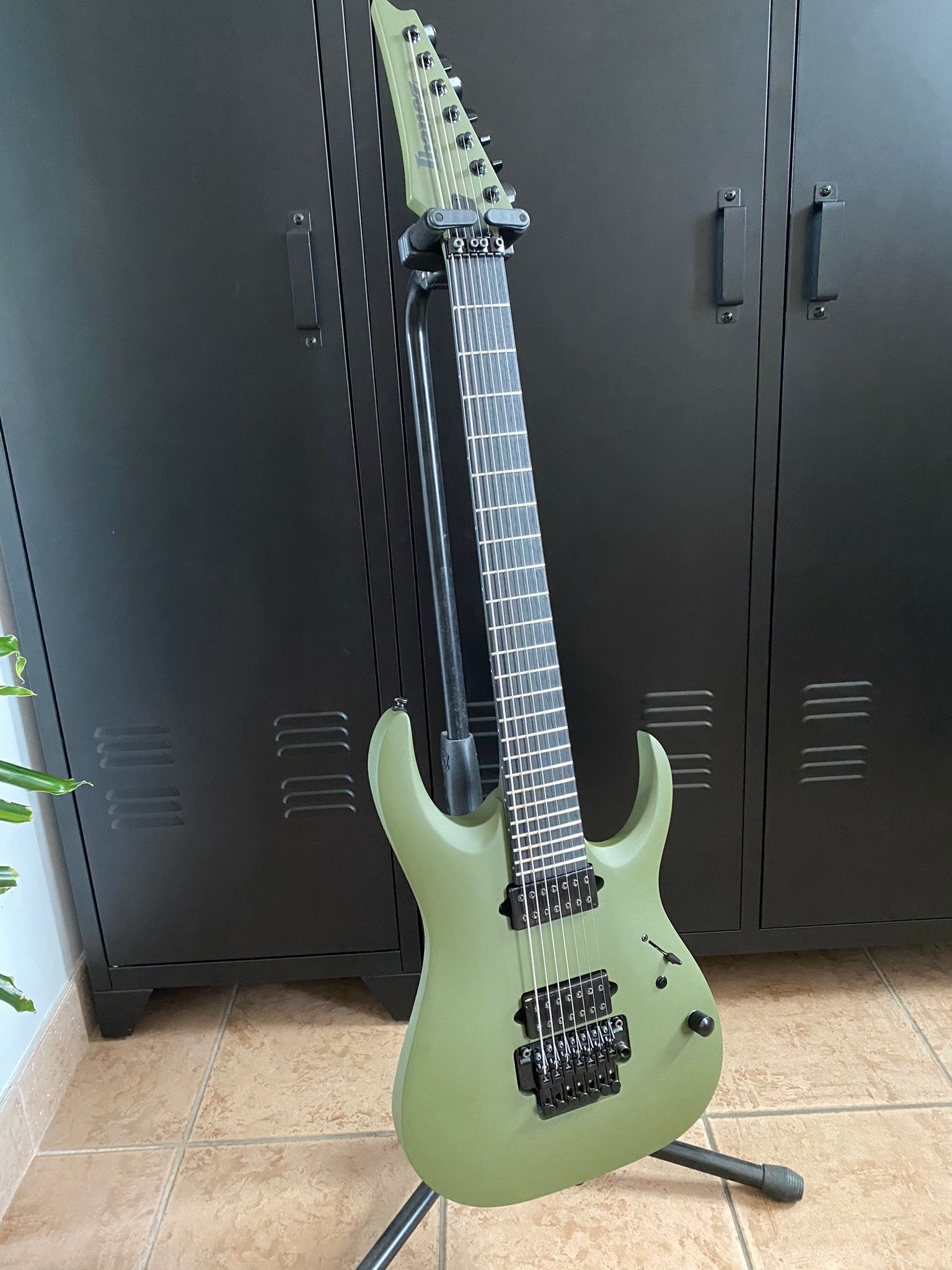 Hello everybody, Here is my Ibanez JBM27 Jake Bowen signature