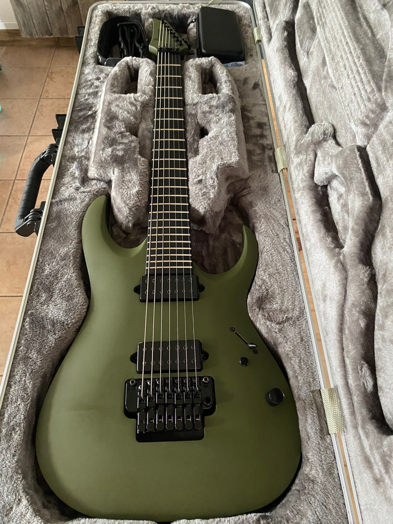 Hello everybody, Here is my Ibanez JBM27 Jake Bowen signature