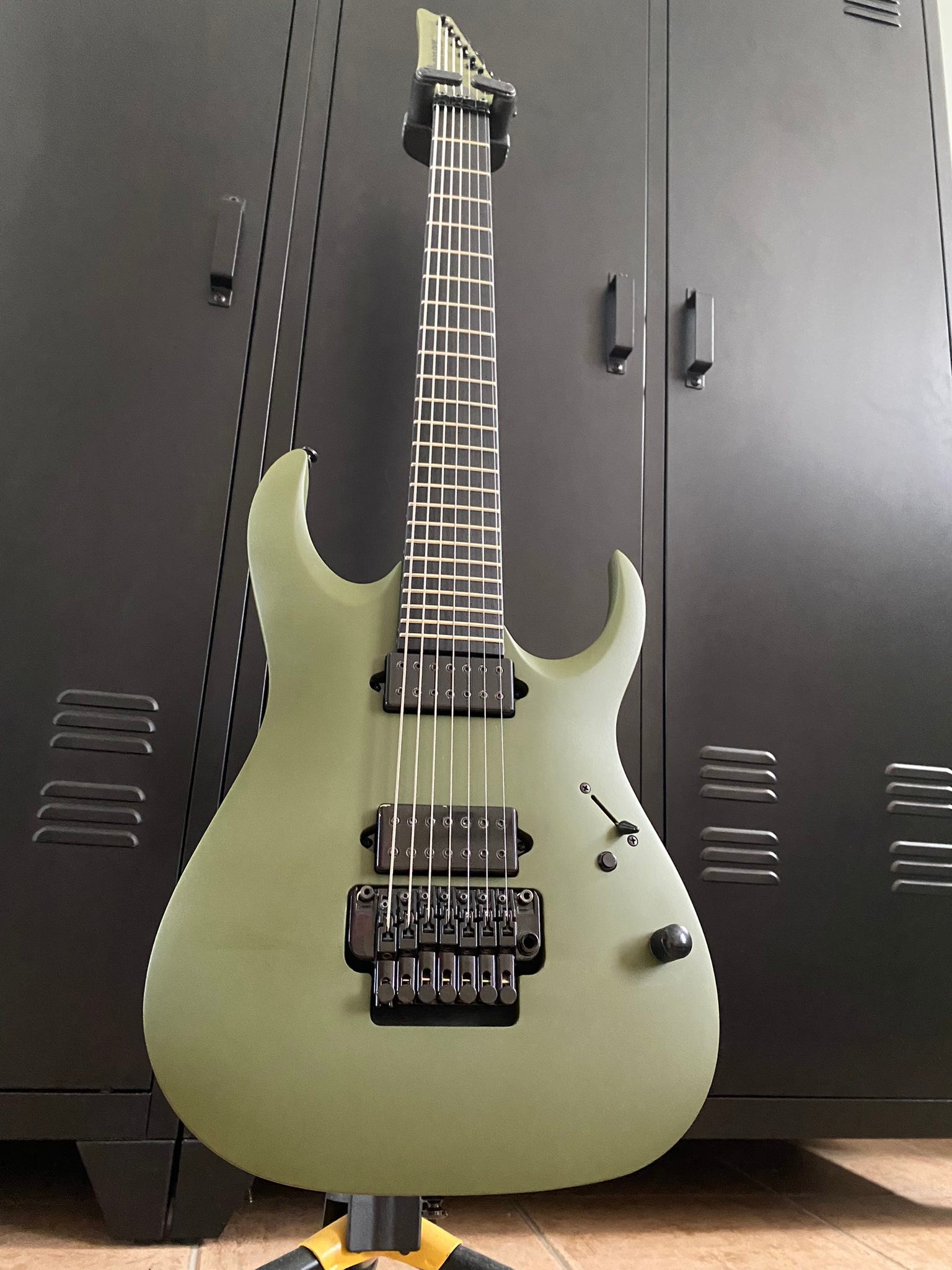 Hello everybody, Here is my Ibanez JBM27 Jake Bowen signature