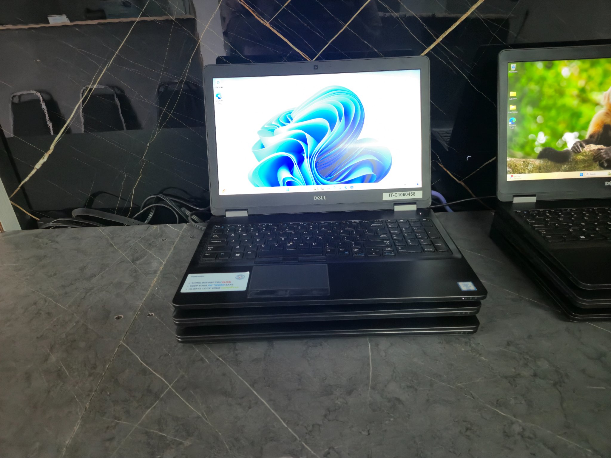 SPECS : CPU : i5 6500T RAM : 8GB RAM DDR4 STORAGE : 250 GB SSD OS 