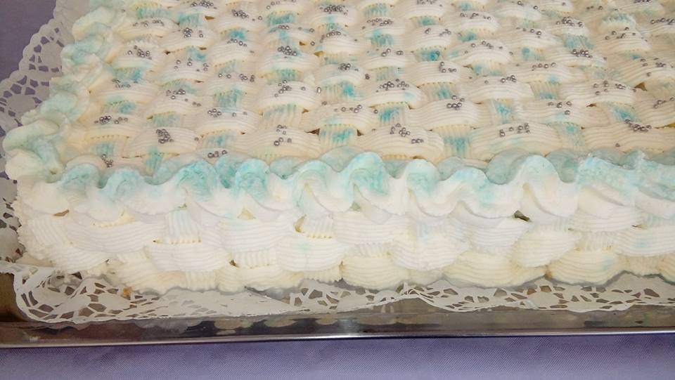 Pastis Ebol - Torta rectangular decorada con nata forma de...