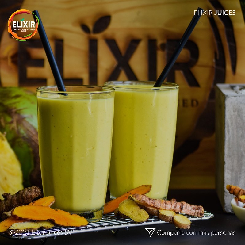 ¿Ya probaste nuestra piña chulada? 🍍🥥... - Elixir Juices SV