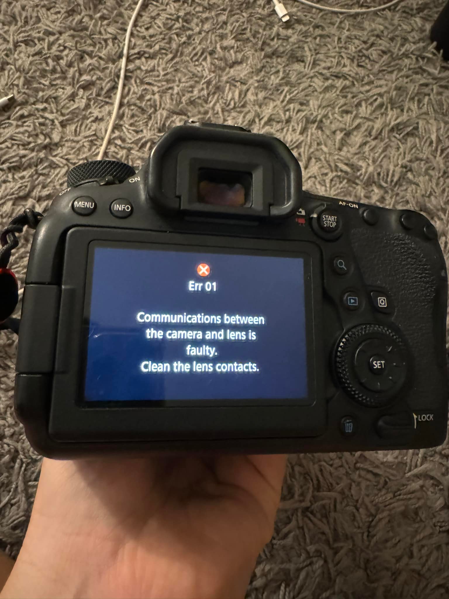 Is the Canon 6d Mark 2 or Tamron 24-70mm lens causing focusing issues?