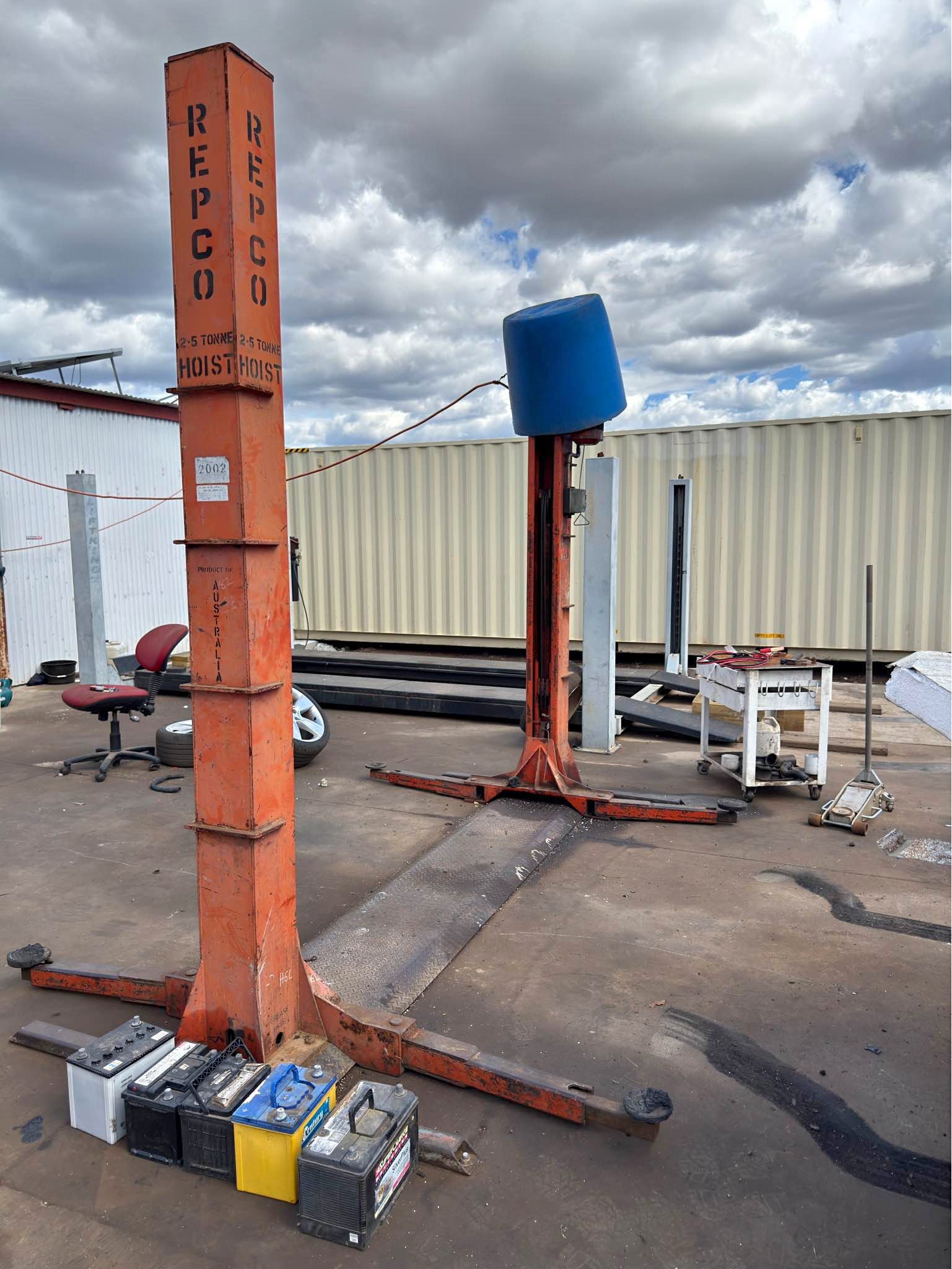 Repco Molnar 2 post hoist 3 PHASE - Weight Lifting Machines & Racks ...