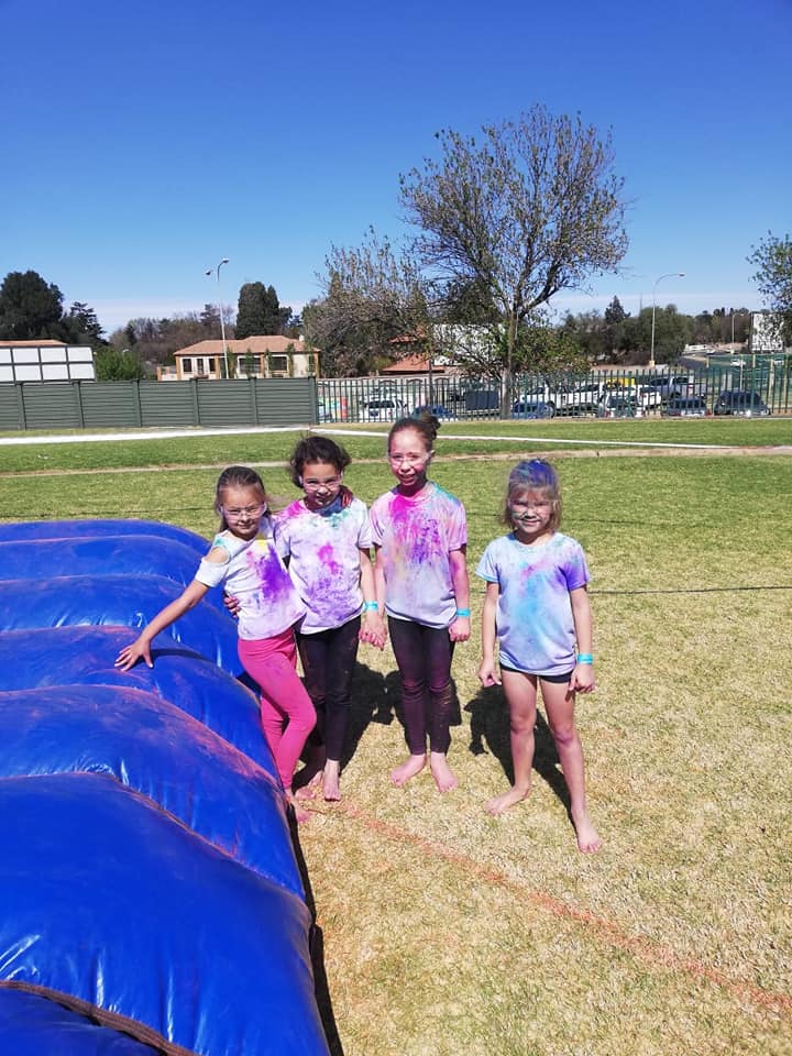 Mobile inflatable obstacle colour rush