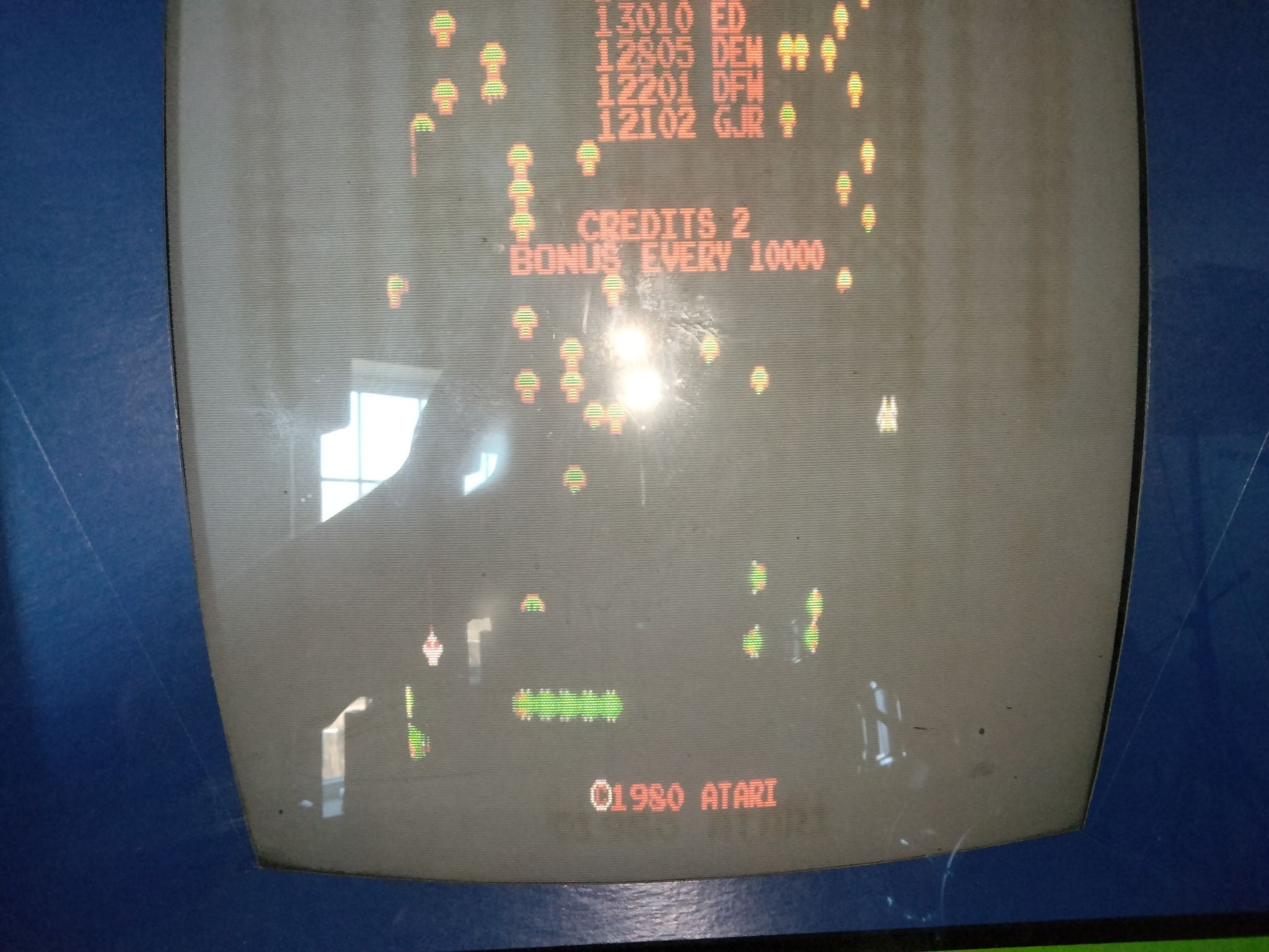 What is the preferred screen orientation for playing Centipede on
