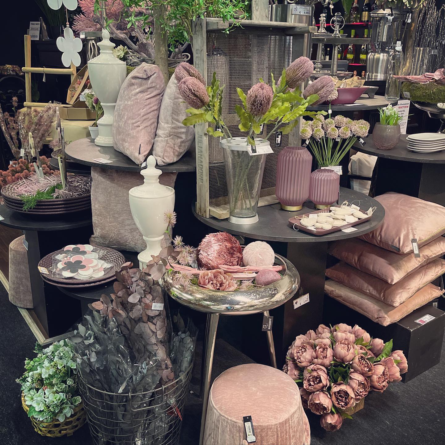 Zeit für Farbe! Zeit für Pusteblume 😘 . . #rosa #altrosa #dekoration #deko #decoratie #wooninspiratie #wohndekoration #dekoliebe #landhausstil #vintagehome #pusteblumeoutlet #emmerichamrhein #schwalmtal #shopping
