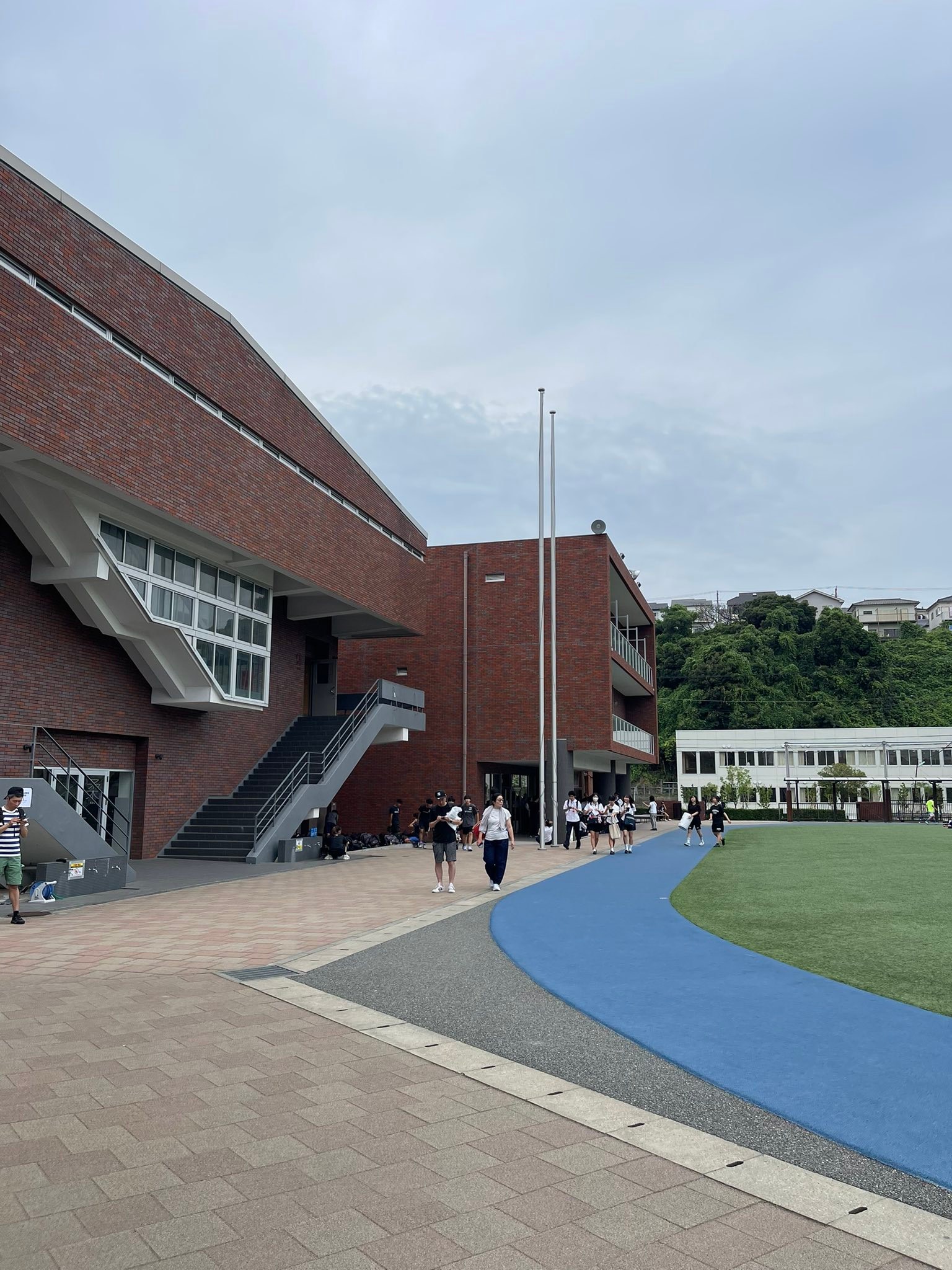 卒業以来かな、母校の敷地に足を入れ横浜高校OB会公認グッズの購入に 