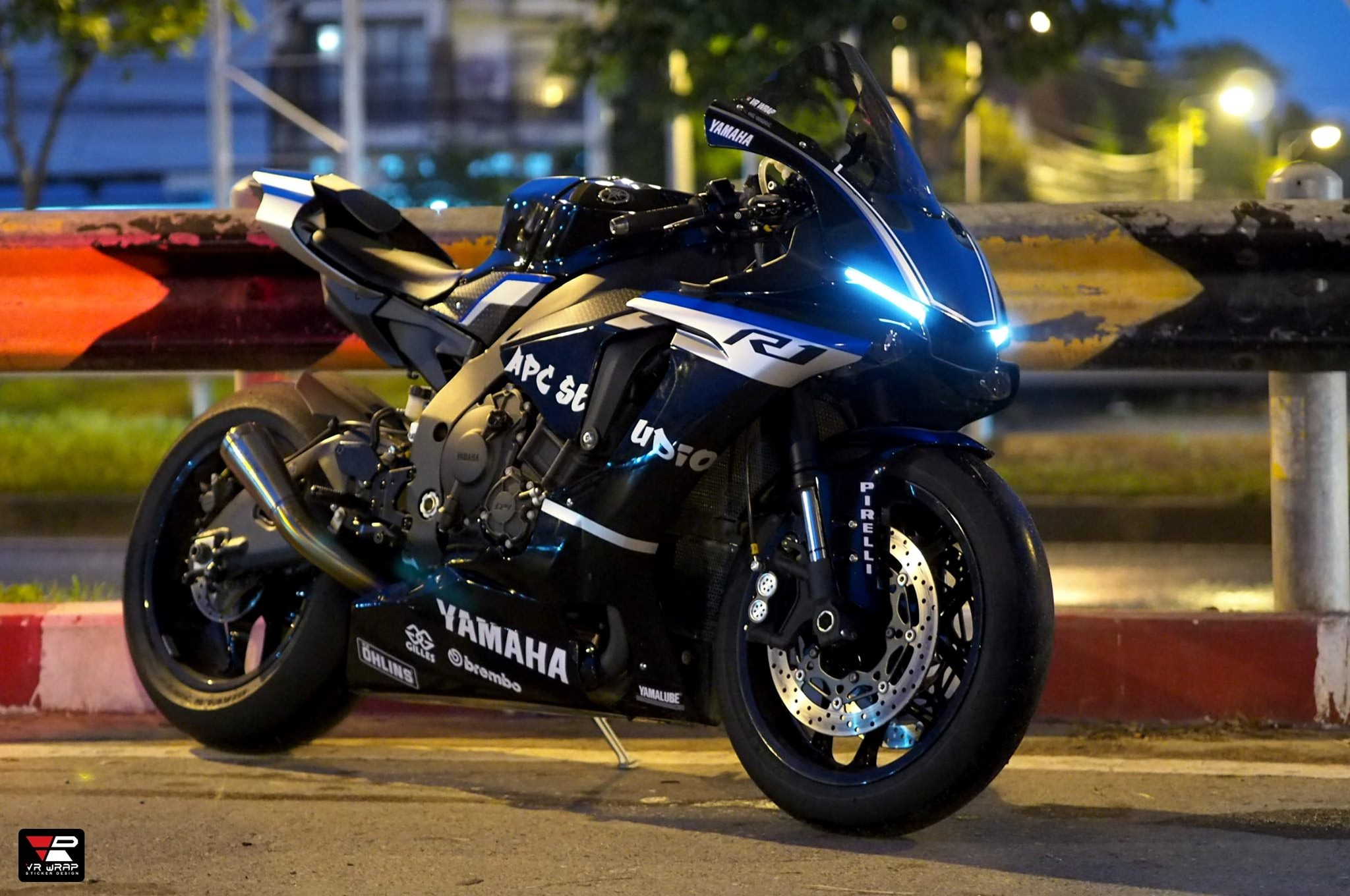 VR Wrap - Yamaha R1 ติดตั้งสติ๊กเกอร์ ลายเส้นสีบรอนซ์... | Facebook