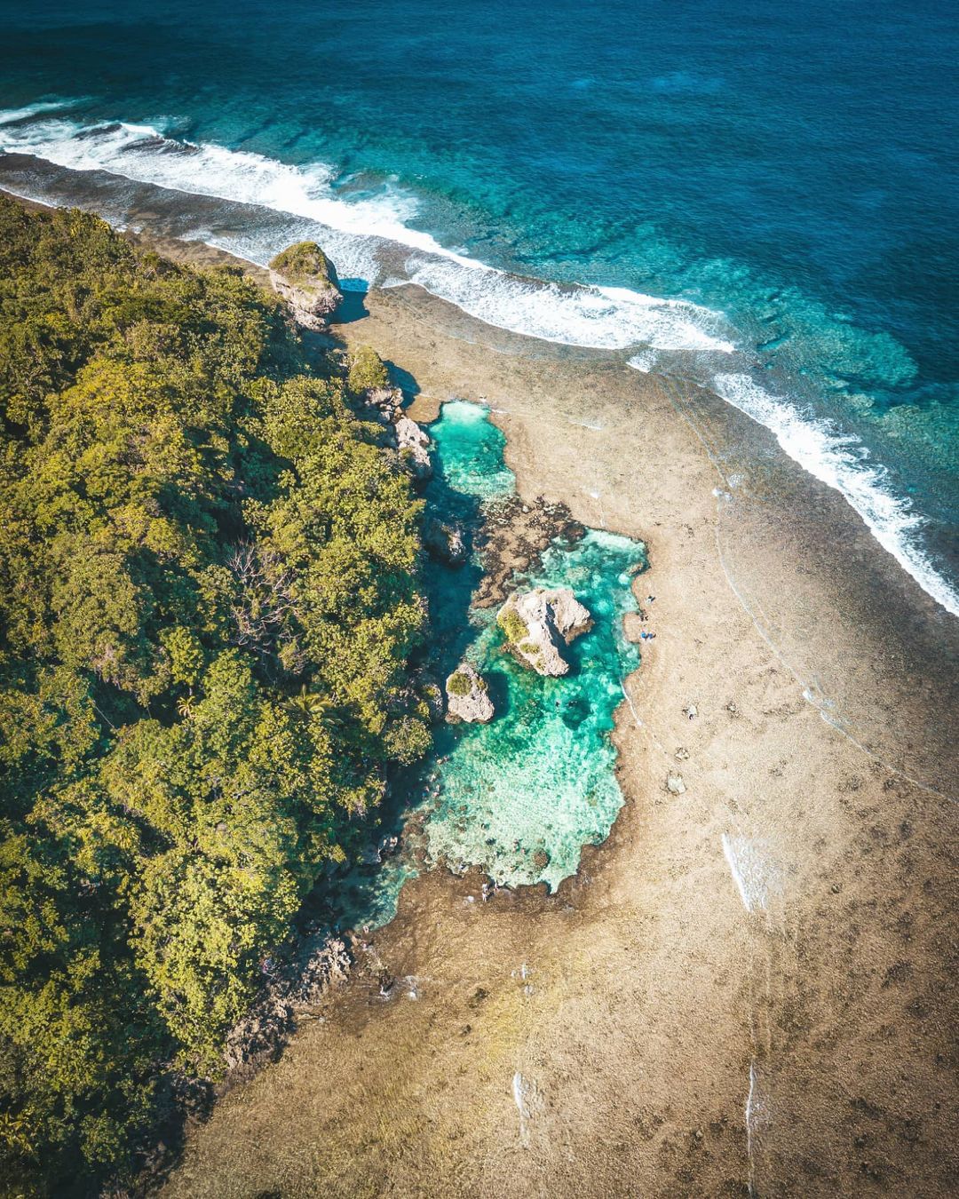 Your own natural rock pool with... - Guide to the Philippines