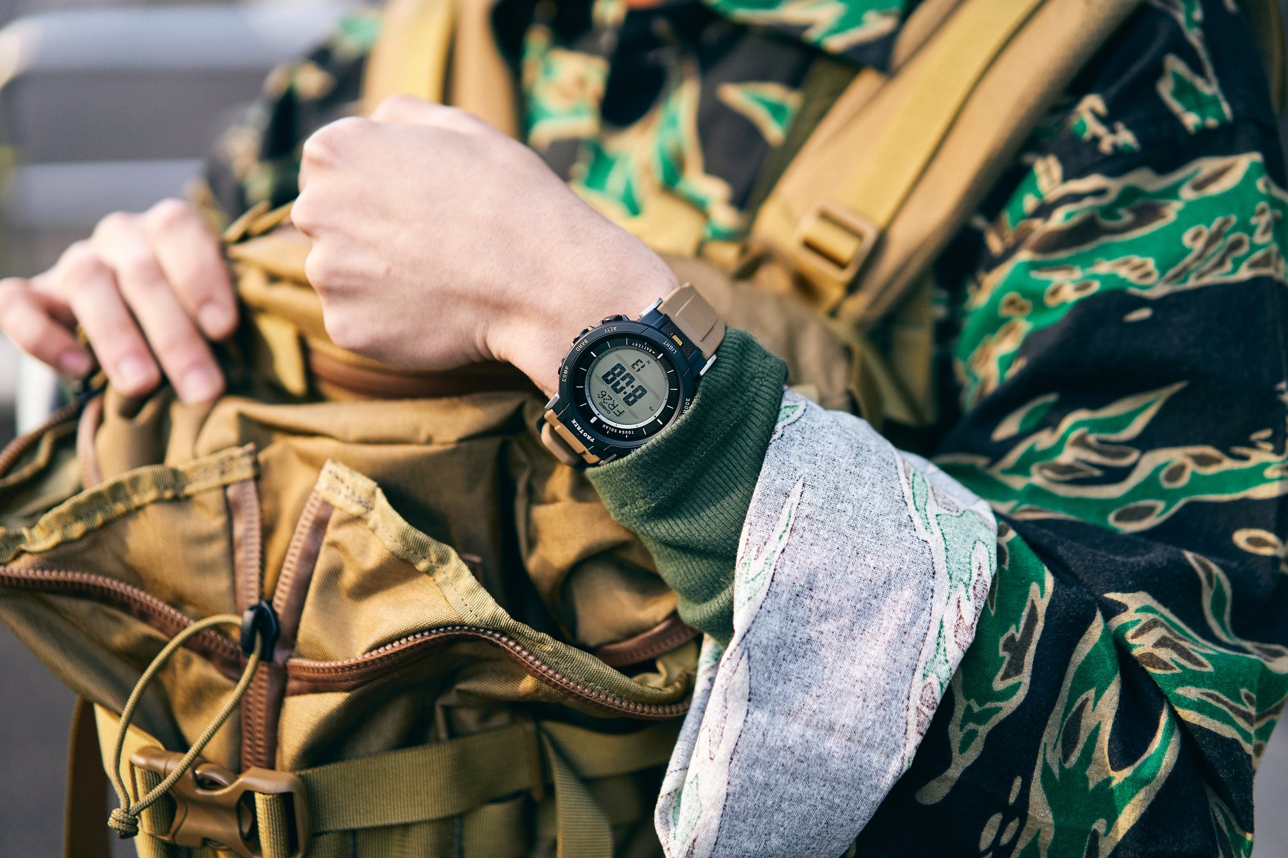 CASIO - 都会でのアウトドアアドベンチャースタイルを紹介。 アース 