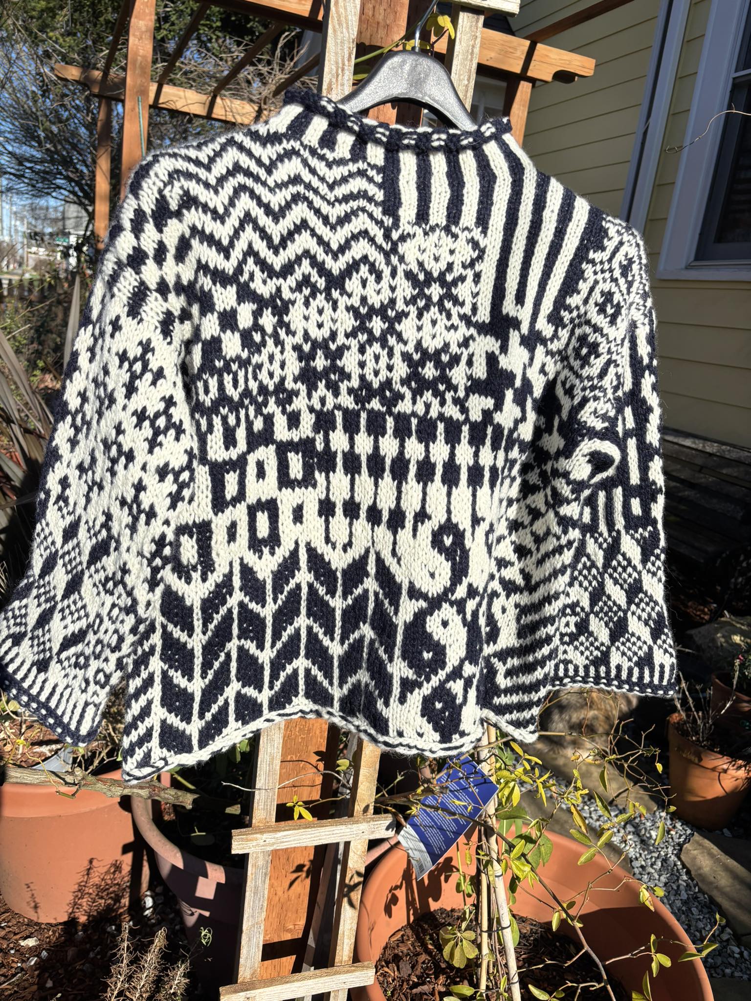 Nordic mix sweater finished with Aveley Finnshweep yarn