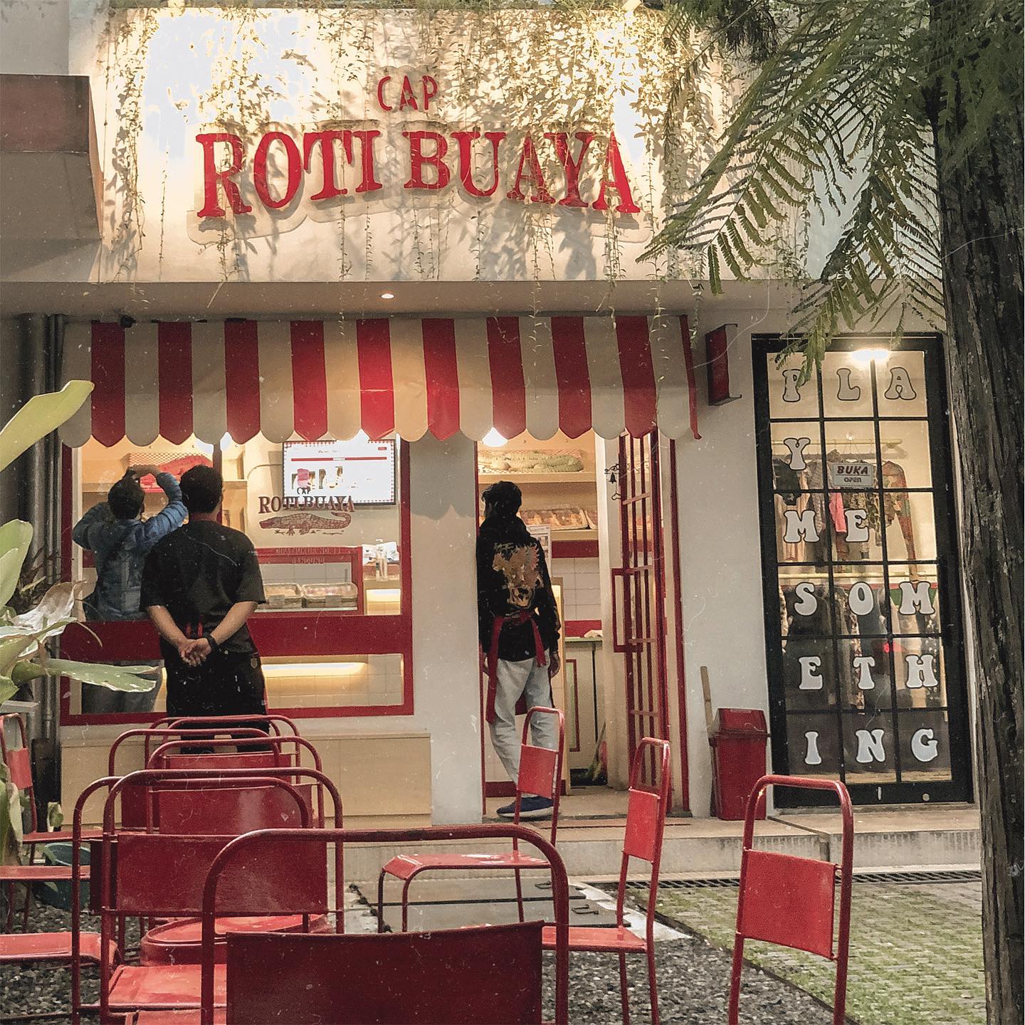 Cap Roti Buaya - Siapa nih yang kalau ke Cap Roti Buaya...
