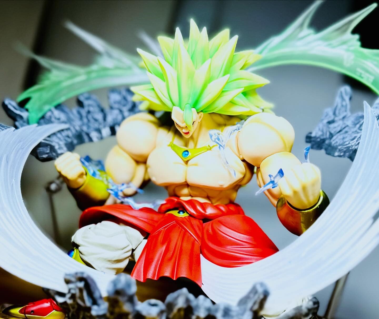 SSJ3 Broly Figure with BGK Headsculpt Assembly and Display
