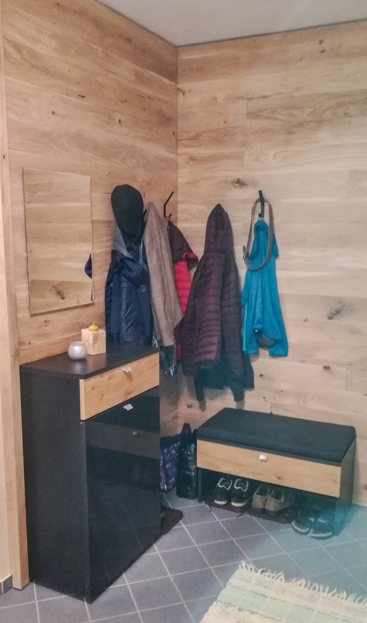❤️- 𝘭𝘪𝘤𝘩 𝘞𝘪𝘭𝘭𝘬𝘰𝘮𝘮𝘦𝘯 Eine Wohnwand aus massivem Eichenholz verleiht jedem Raum Gemütlichkeit und Natürlichkeit. 🍃 Auch in der Garderobe ist unsere gehackte Eiche ein richtiger Eyecatcher 👀 und heißt Deine Besucher in