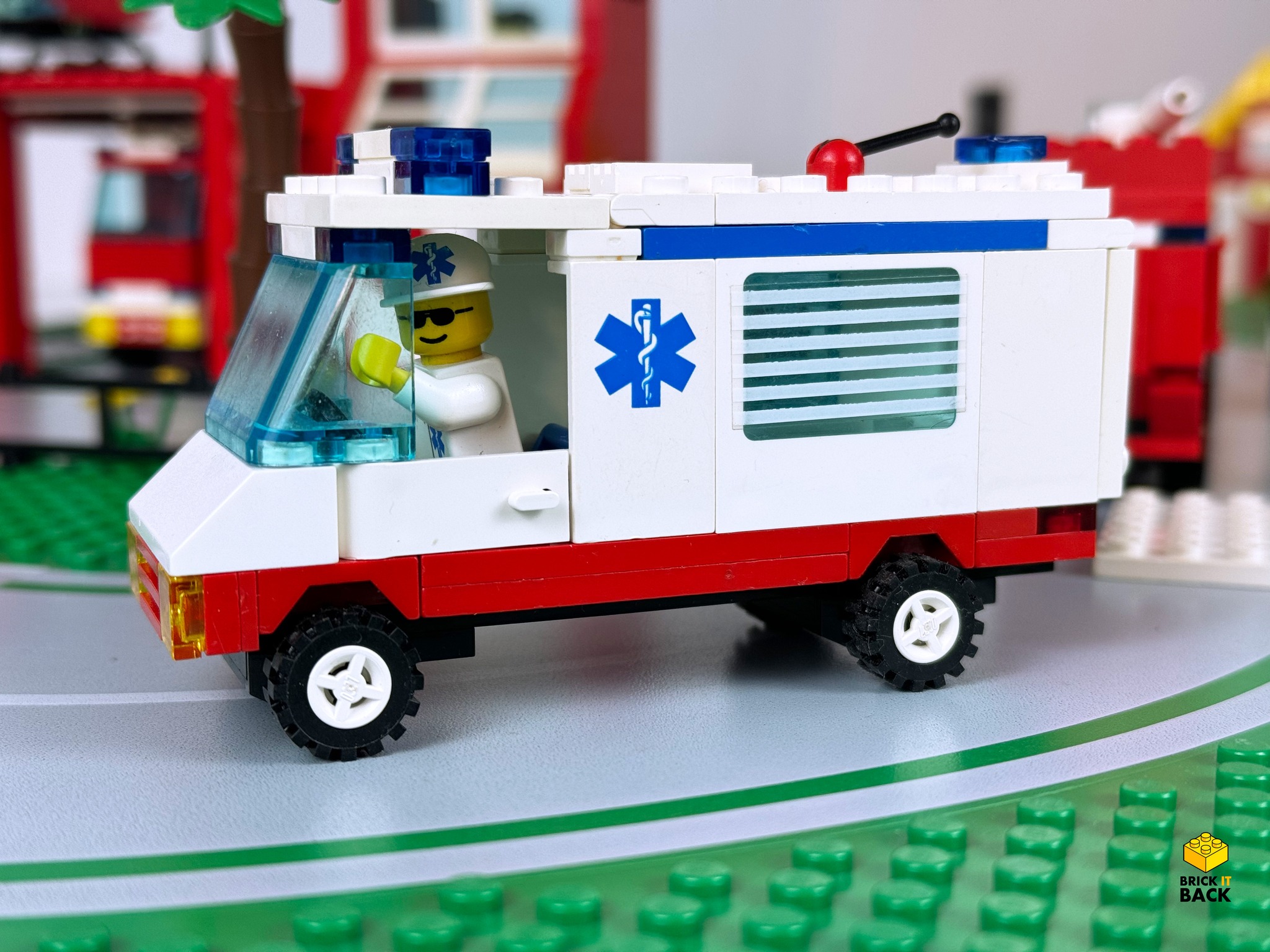 Lego ambulance set 6666 from 1994 in Lego Town