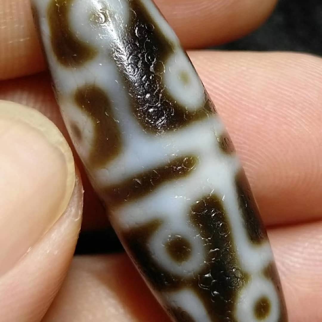 非常难遇到一颗罕见小尺寸朱砂十二眼天珠，尺寸38*11.6 十二眼天珠十二