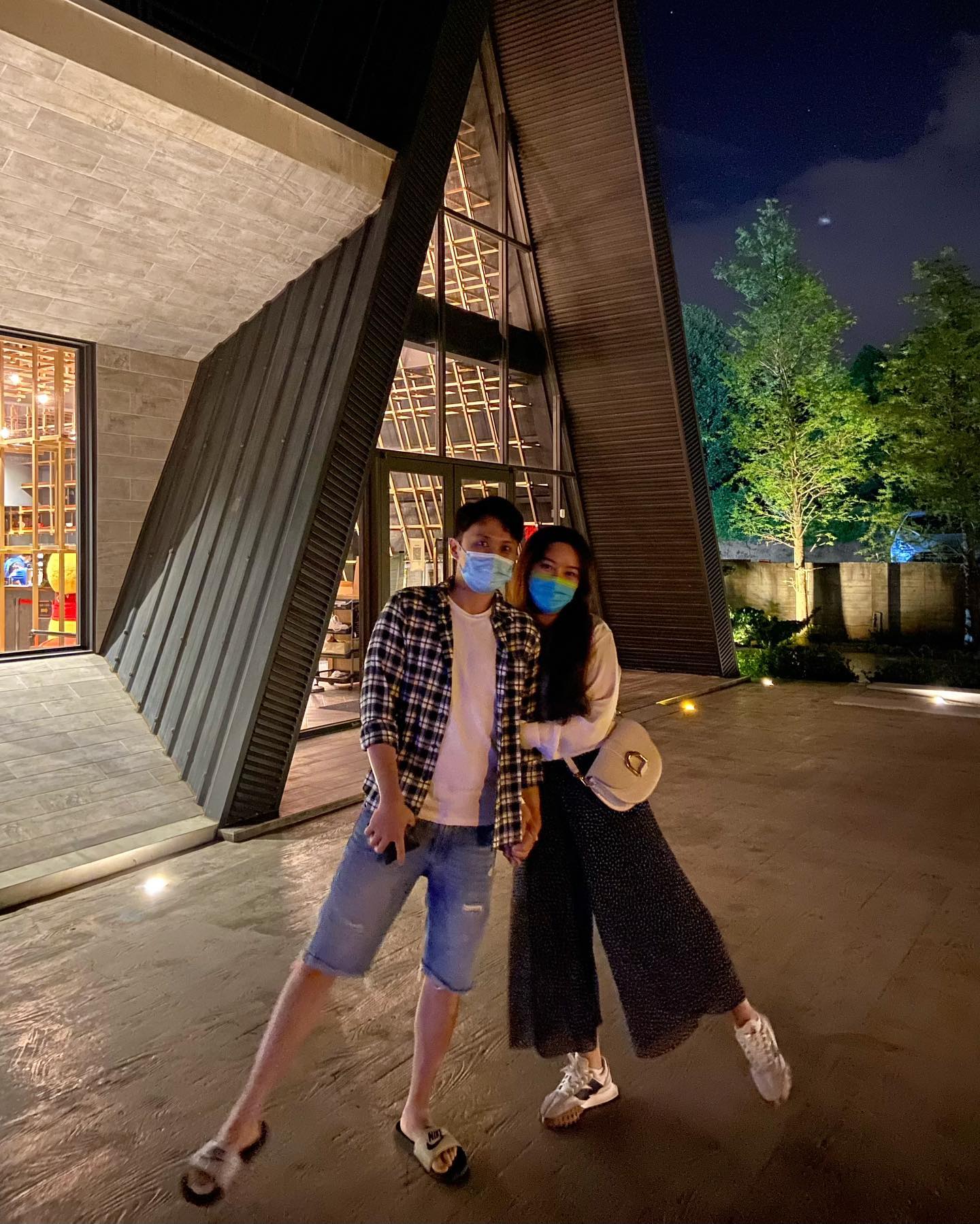 新住民花花の台灣Life - —— 捕捉到一隻標準台灣狼🦦 你看我俩般配嗎（😬）...