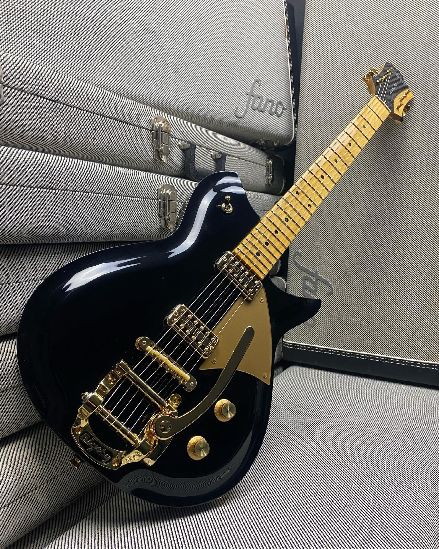 Alt de Facto RB6 in Bull Black built by @wesmcclave_fanoguitars 
