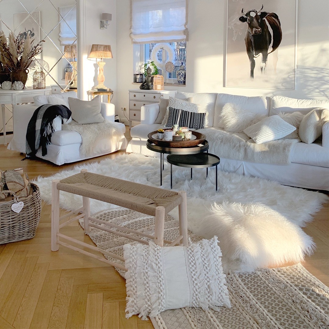 Ein Hauch von Boho hat das helle Wohnzimmer von @sveeti_home_garden erreicht und sorgt direkt für eine wohlige Atmosphäre. Wie sieht's bei Euch aus: mischt Ihr immer gerne unterschiedliche Dekostile o