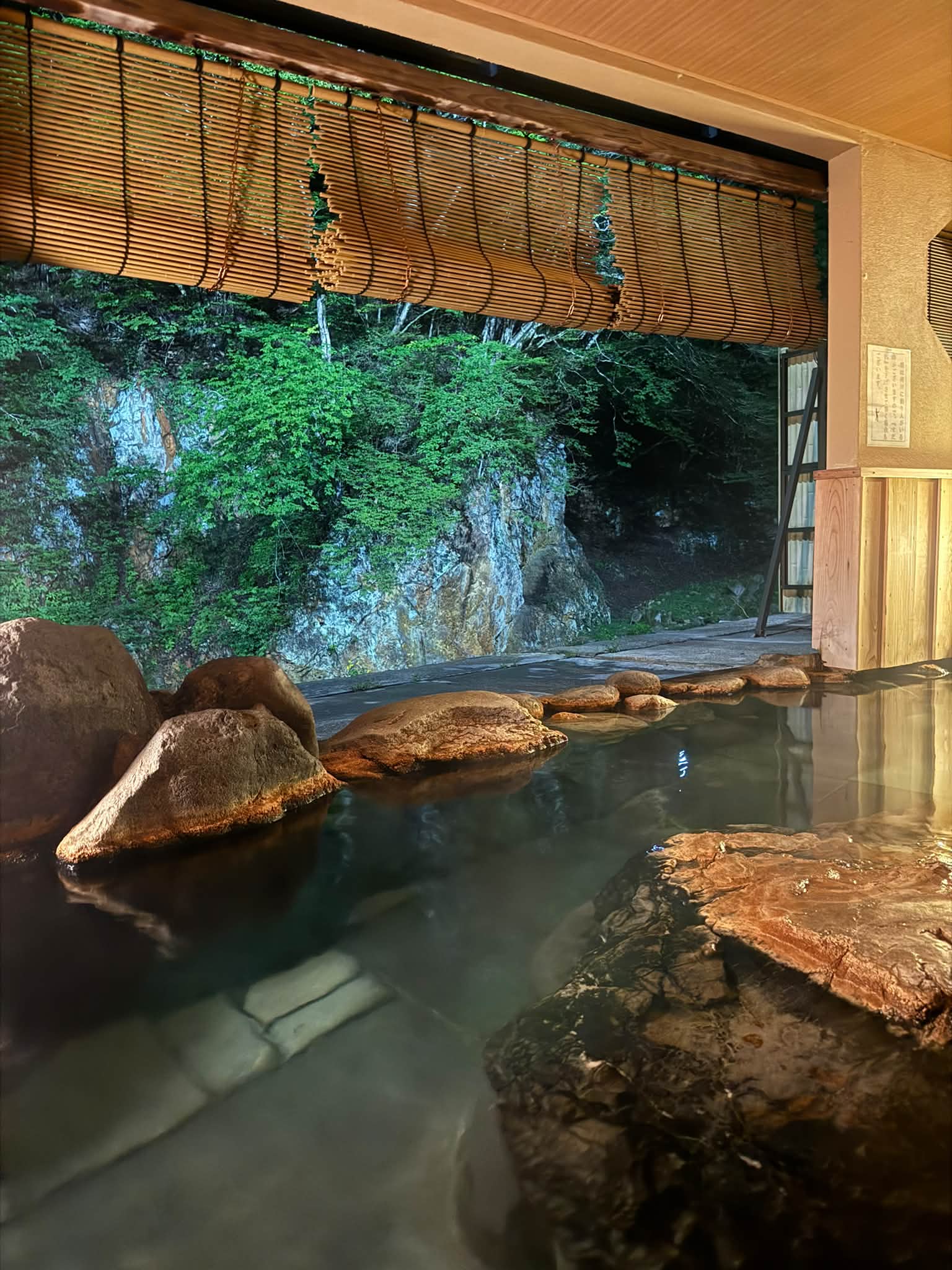 釈迦の霊泉 奈女沢温泉 末期がんから生還した御神水とか。 水を飲み