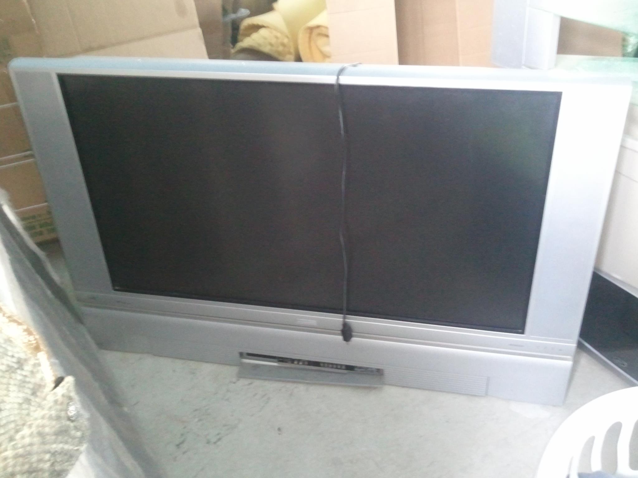 2006 Hitachi TV with foldable aerial
