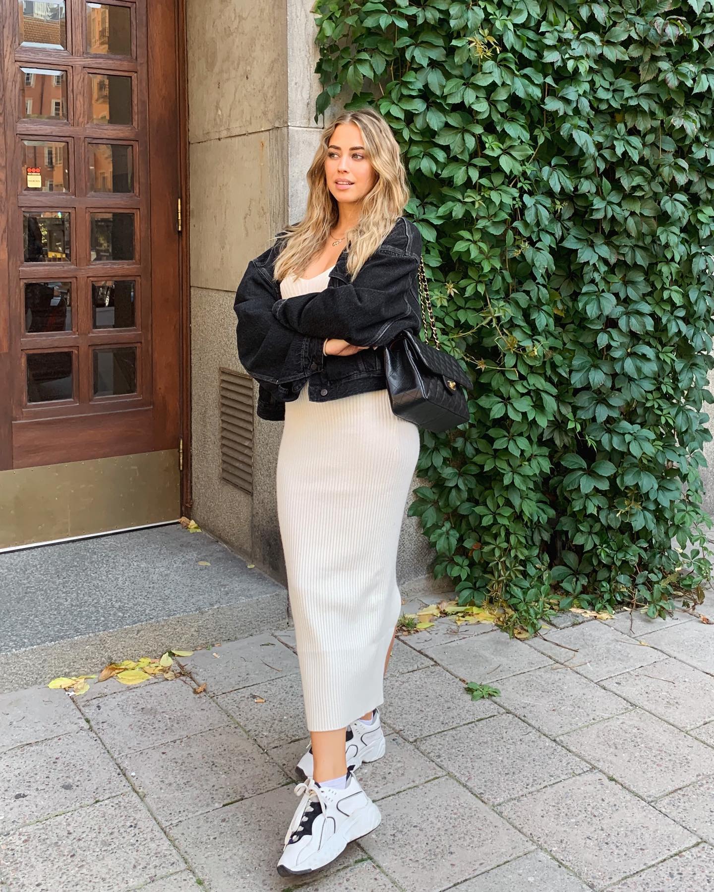 One of my go-to outfits when I don't know what to wear 😋 knitted dress, sneakers & an oversized denim or leather jacket ✌🏽
