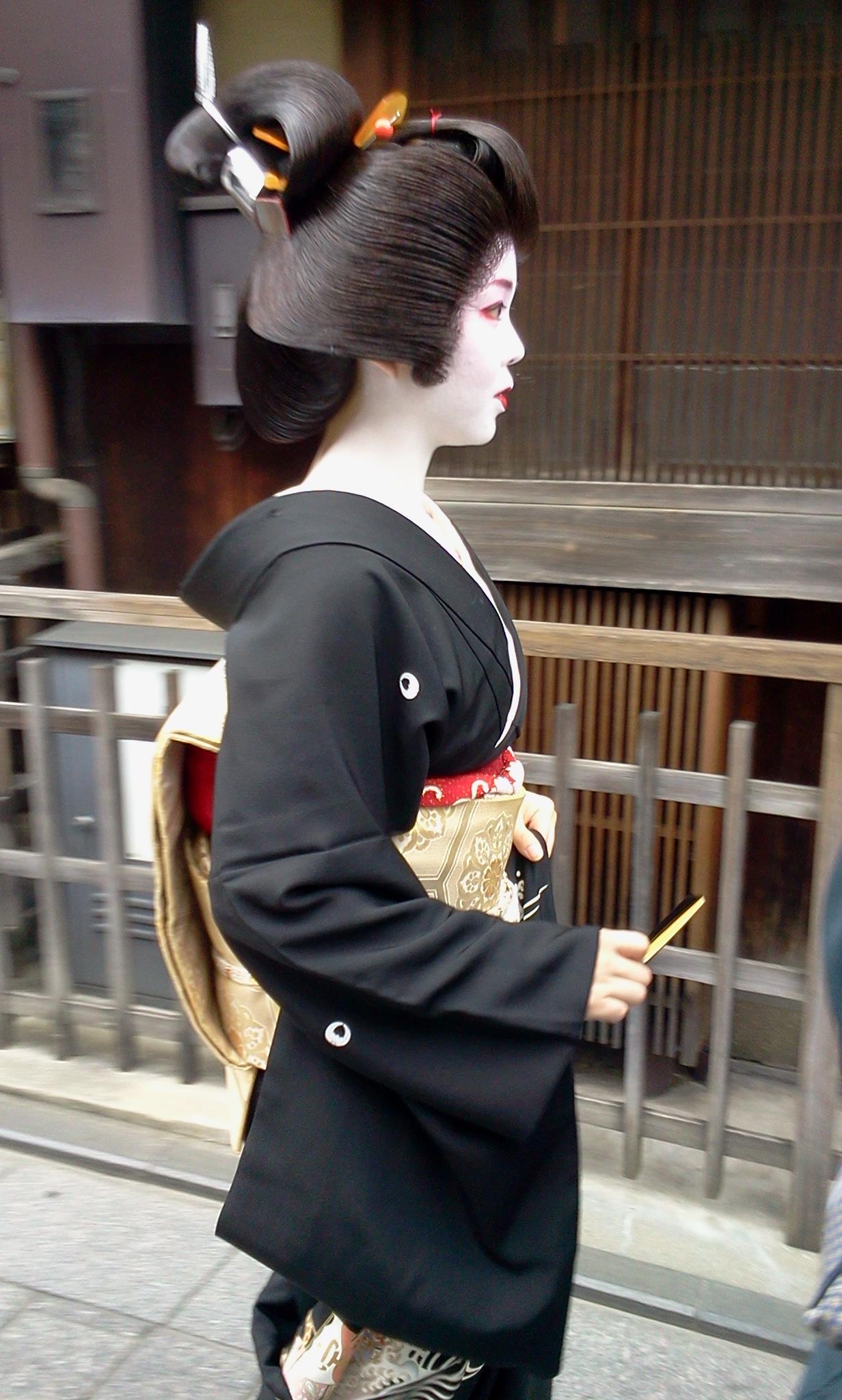 舞妓倶楽部 - 舞妓さんの『赤襟』から芸妓さんの『白襟』へ。写真は 