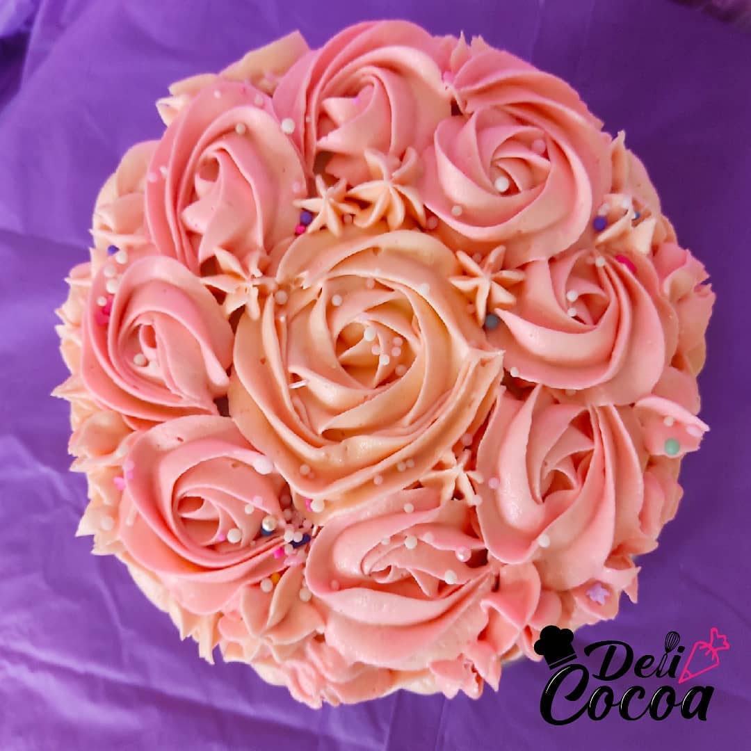 Deli Cocoa - 🎀 Rosa Deliciosa torta húmeda de chocolate...