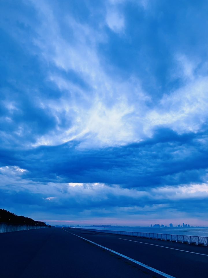 おはようございます☁️⸝⸝꙳ ブルーモーメント💙 ダイナミックな雲が