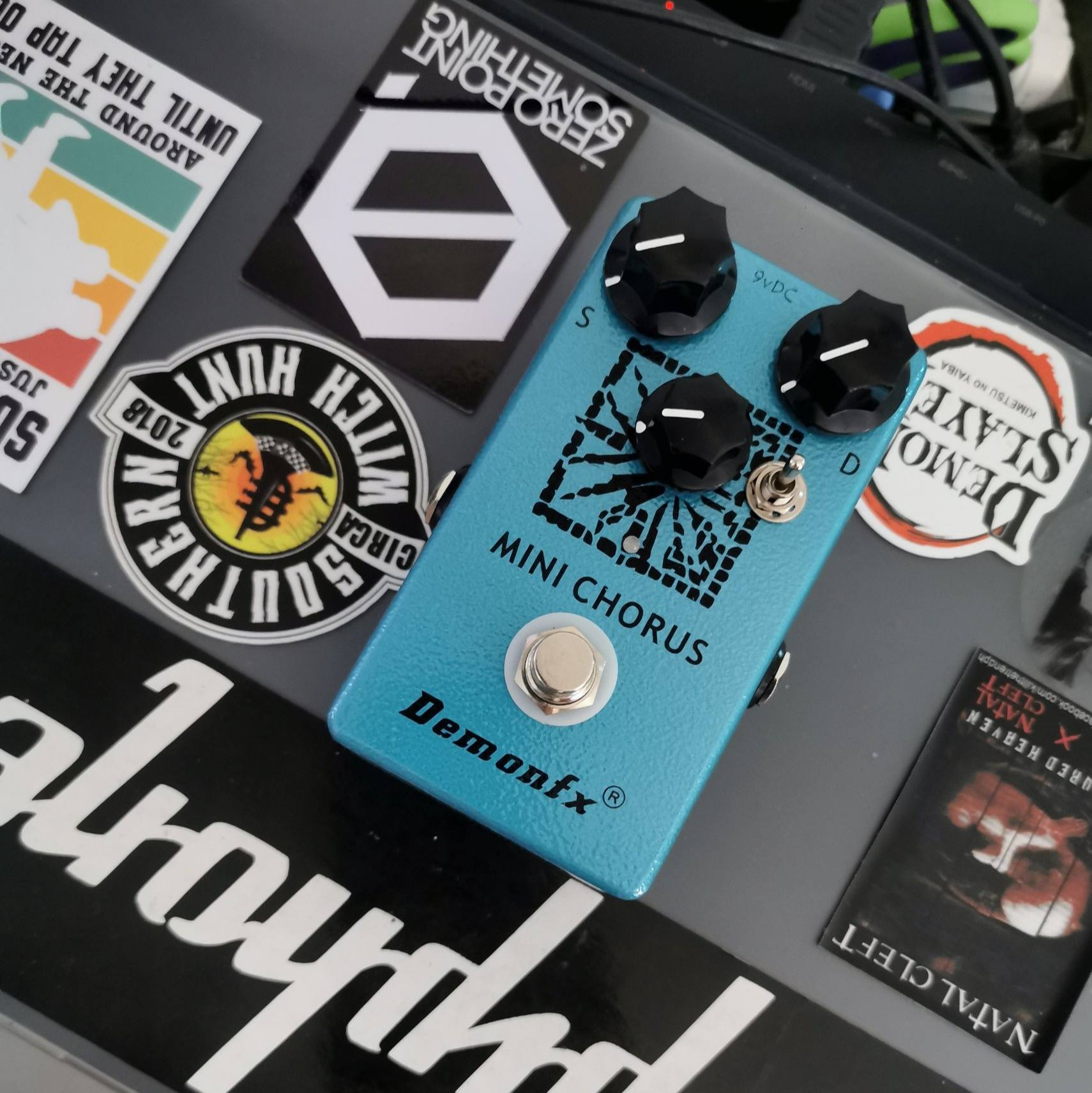 How does the Demonfx Steel String Supreme effects pedal work?