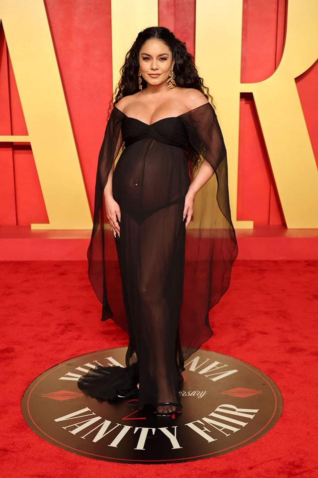 jennifer lawrence stuns in elegant black dresses while pregnant The bump is bumping—and we love this for her. just walked the red carpet a sheer tulle gown that showed off her baby-to-be in the most beautiful way. At Unique Gold Sequin Black swim-apres-women Size:16/18