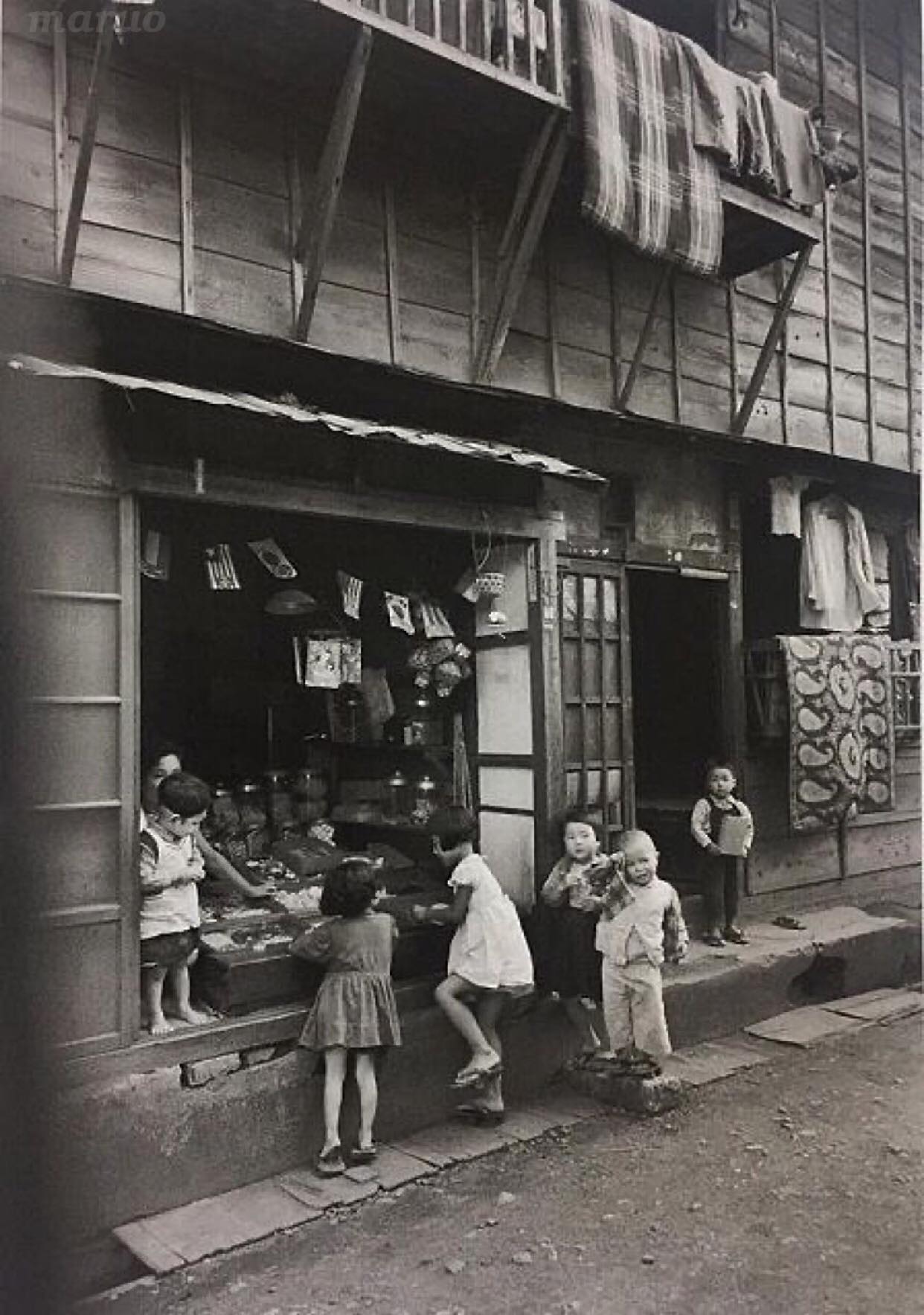 昭和の駄菓子屋さん』 昭和の駄菓子屋は、レトロな雰囲気が特徴的 店内