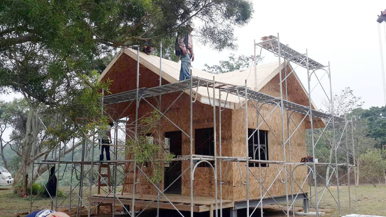 居林木構建築 Asperworld Log & Timber Homes - Day3 哇嗚！屋頂已經上去了耶！ 是不是已經可以想像之後在這 ...
