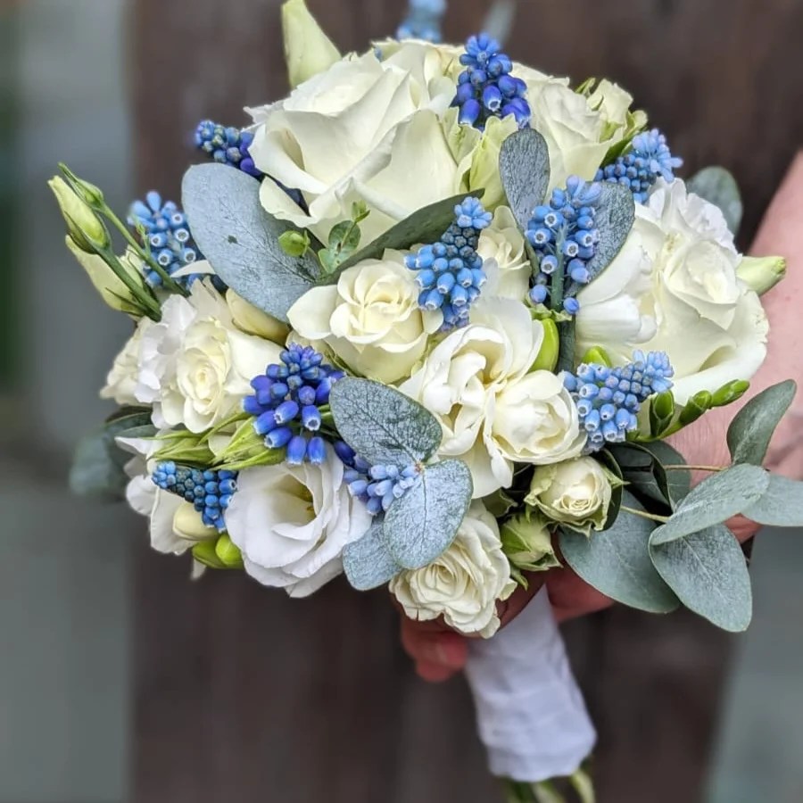 🤍💙04.04.24🤍💙 Ein schönes Datum zum Heiraten! Unsere Braut von heute hat sich für ihr blaues Kleid einen kurz, rund , kompakt gebunden Standesamtstrauß gewünscht. Blaue Muscari als kleine Frühlingsb