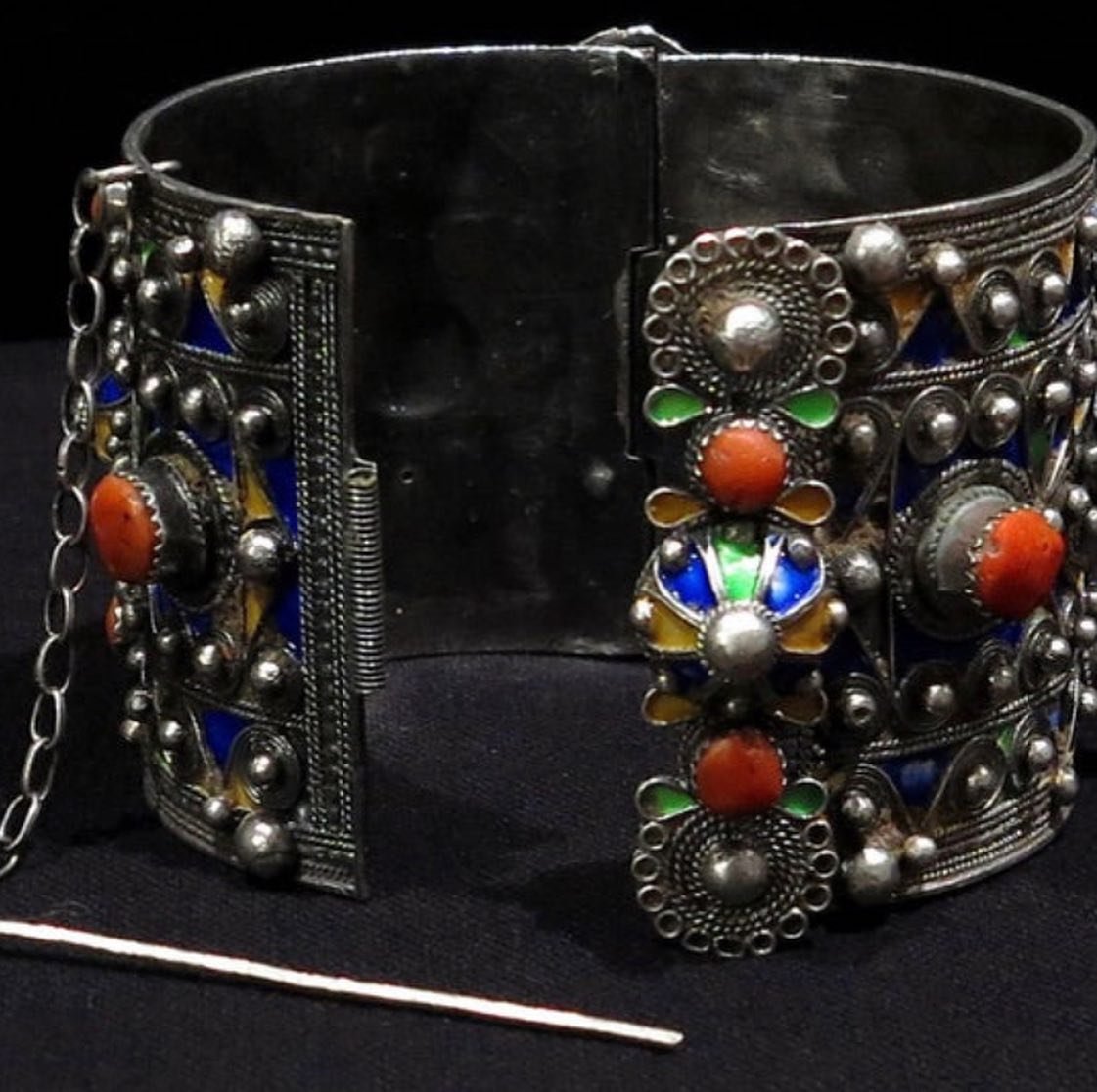Bracelet Ancien Berbère En Argent Sterling Et Corail Rouge - Style Jonc - Bijou Ethnique Occasion