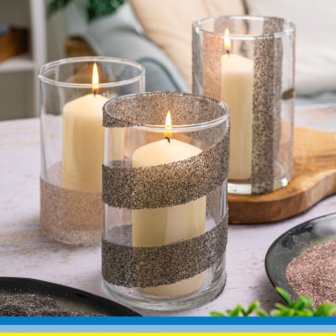Hübsche Kerzengläser mit ein paar kleinen Handgriffen! 🕯😍 Günstige Preise: Dekosand ab 2,00€! 🛒 Alles, was ihr dafür braucht, ist eine Glasvase, ein bisschen Tapeband, einen Klebestift und Dekosand