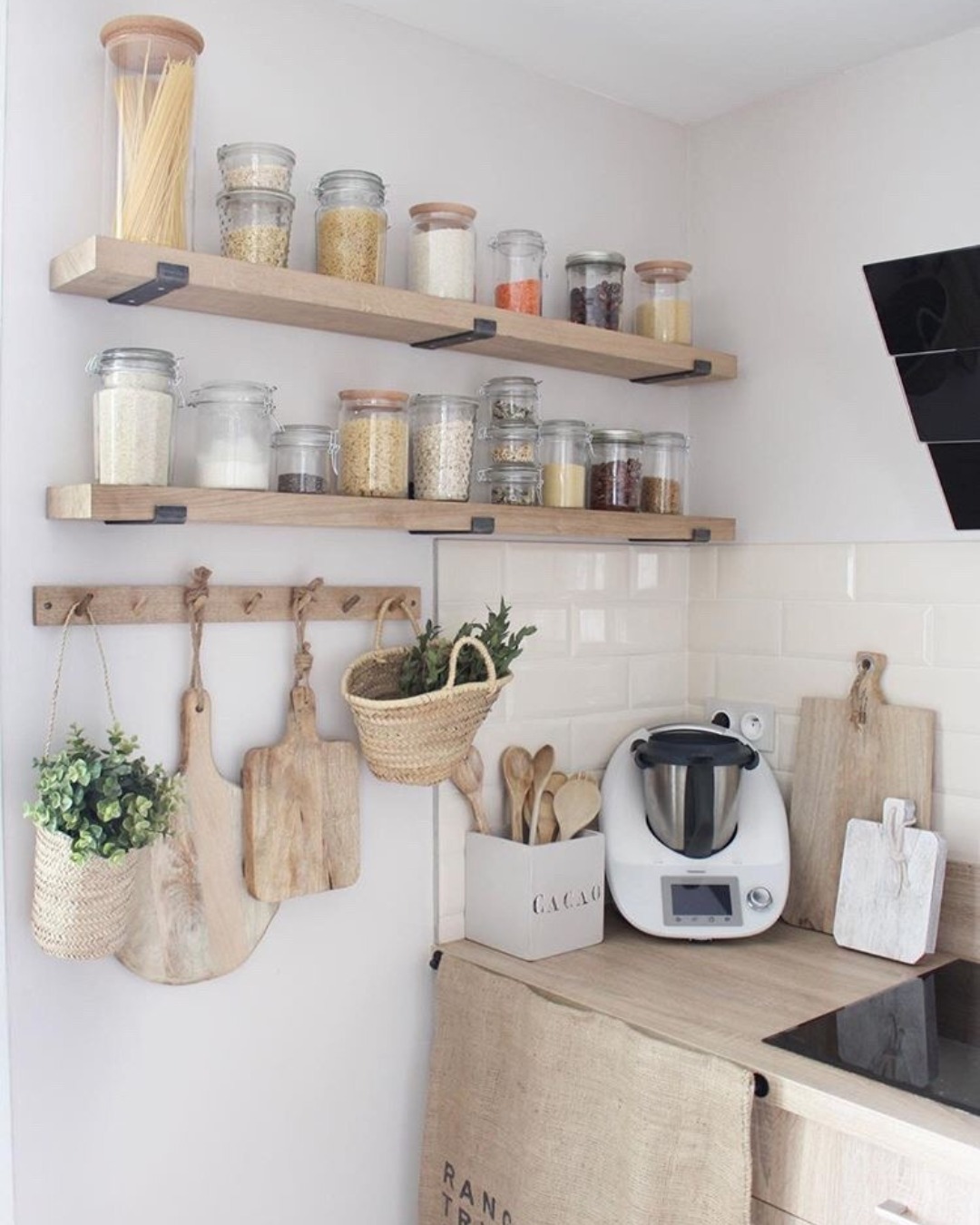 Unsere Regale aus massiver Eiche in der hübschen Küche von @chut_je_decore! . #küche #maßgefertigt #regal #wandregal #holz #massivholz #holzregal #eiche #diy #dekoration #innendekoration #instadeko #zuhause #deko #holzdeko #holzladen #diyprojekte